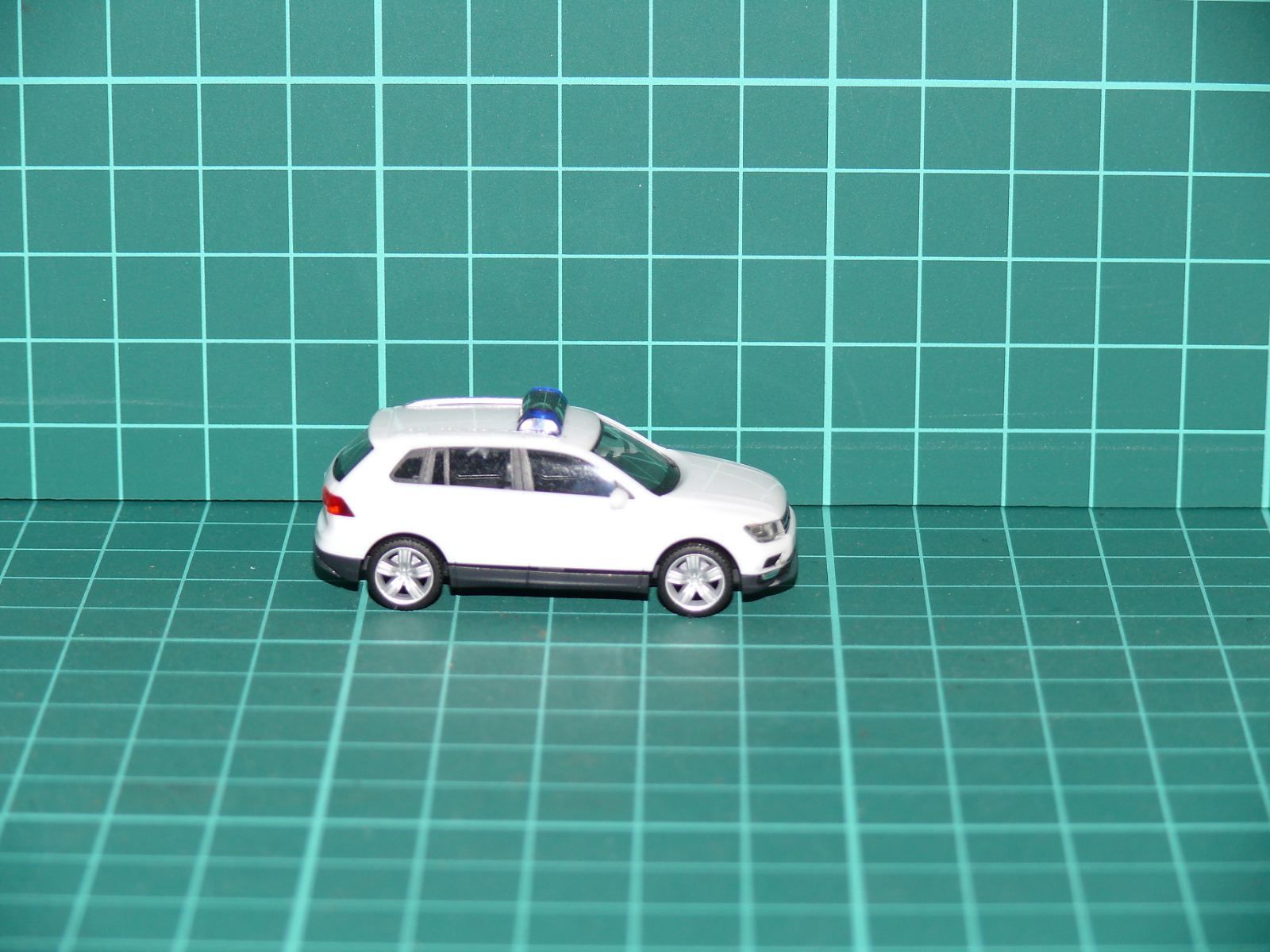 Herpa H0 – Zásahový automobil / SUV Volkswagen Tiguan II (bílý s modrým majákem) – H0