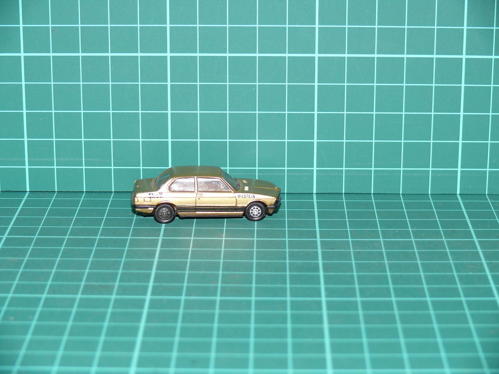 Herpa H0 – Osobní automobil BMW 323i (E21) v metalické zlaté barvě „Bilstein / Shell“ – H0