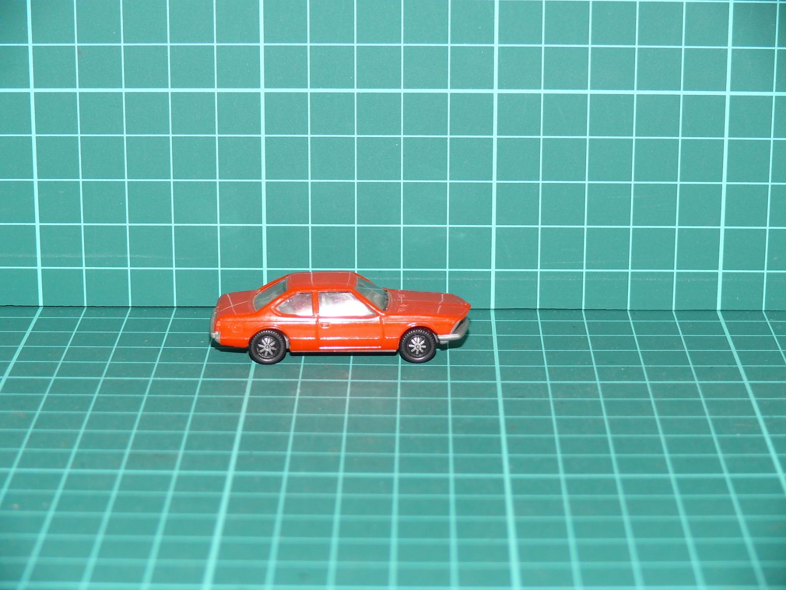 Herpa H0 – Sportovní kupé BMW 633 CSi (E24) v oranžové barvě (Inka Orange) – H0