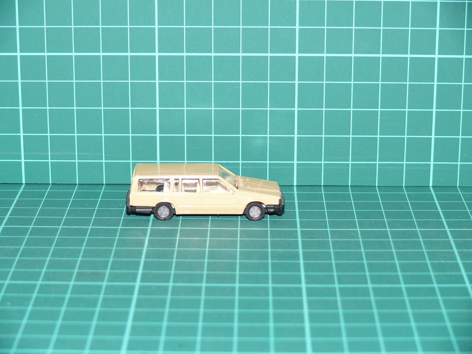 I.M.U. H0 – Osobní automobil Volvo 760 GLE kombi v pískově béžové barvě – H0
