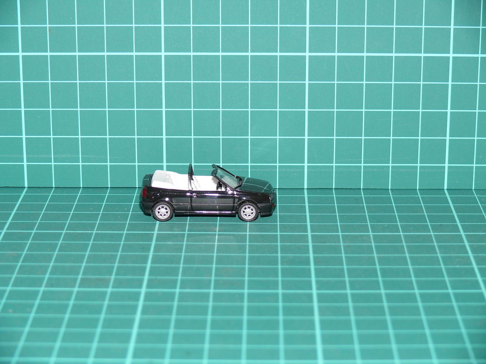 Herpa H0 – Osobní automobil Volkswagen Golf III Cabrio v černé metalíze se složenou střechou – H0