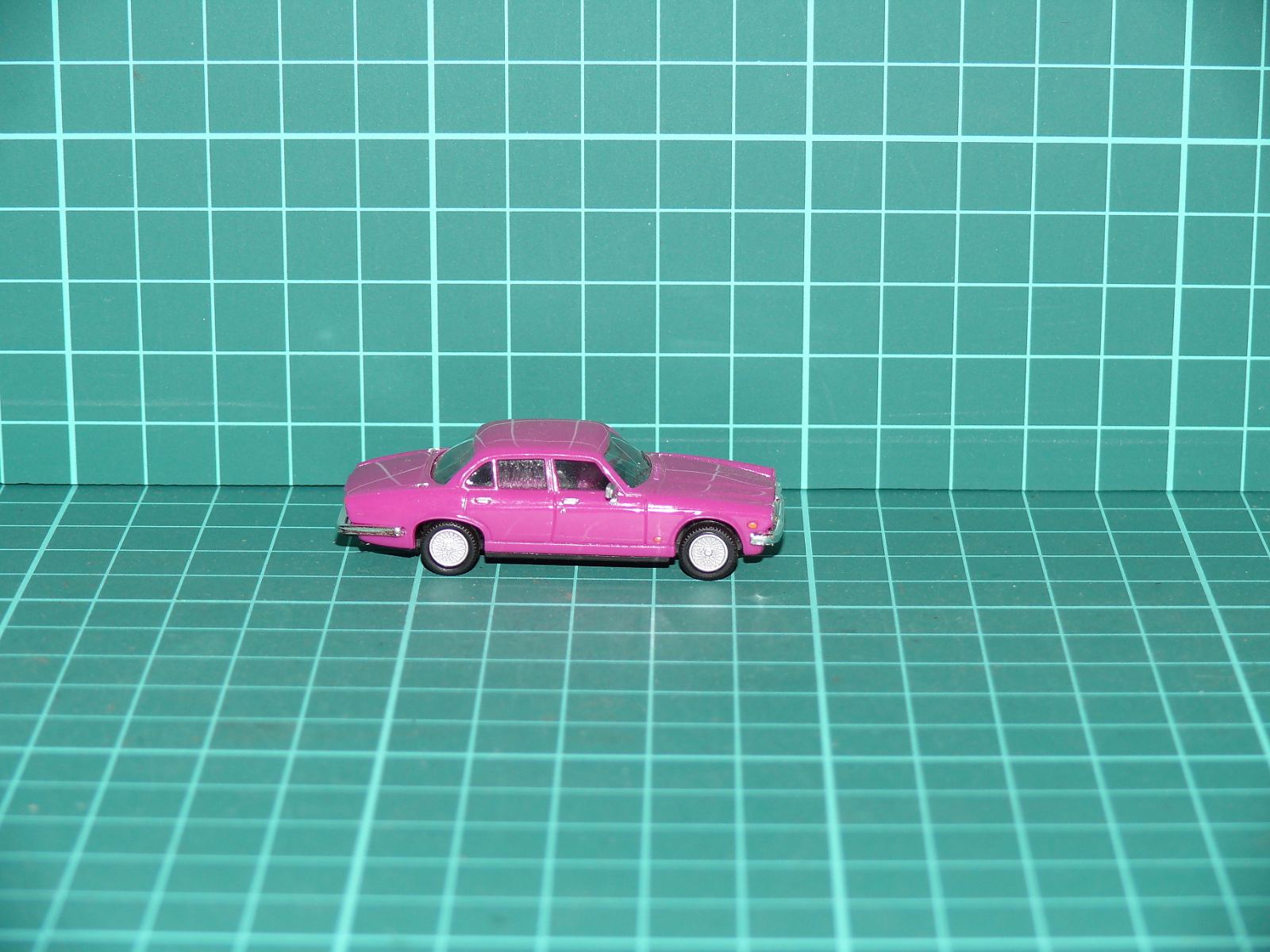 Herpa H0 – Luxusní sedan Jaguar XJ 5.3 / V12 v netradiční fialové / purpurové barvě – H0