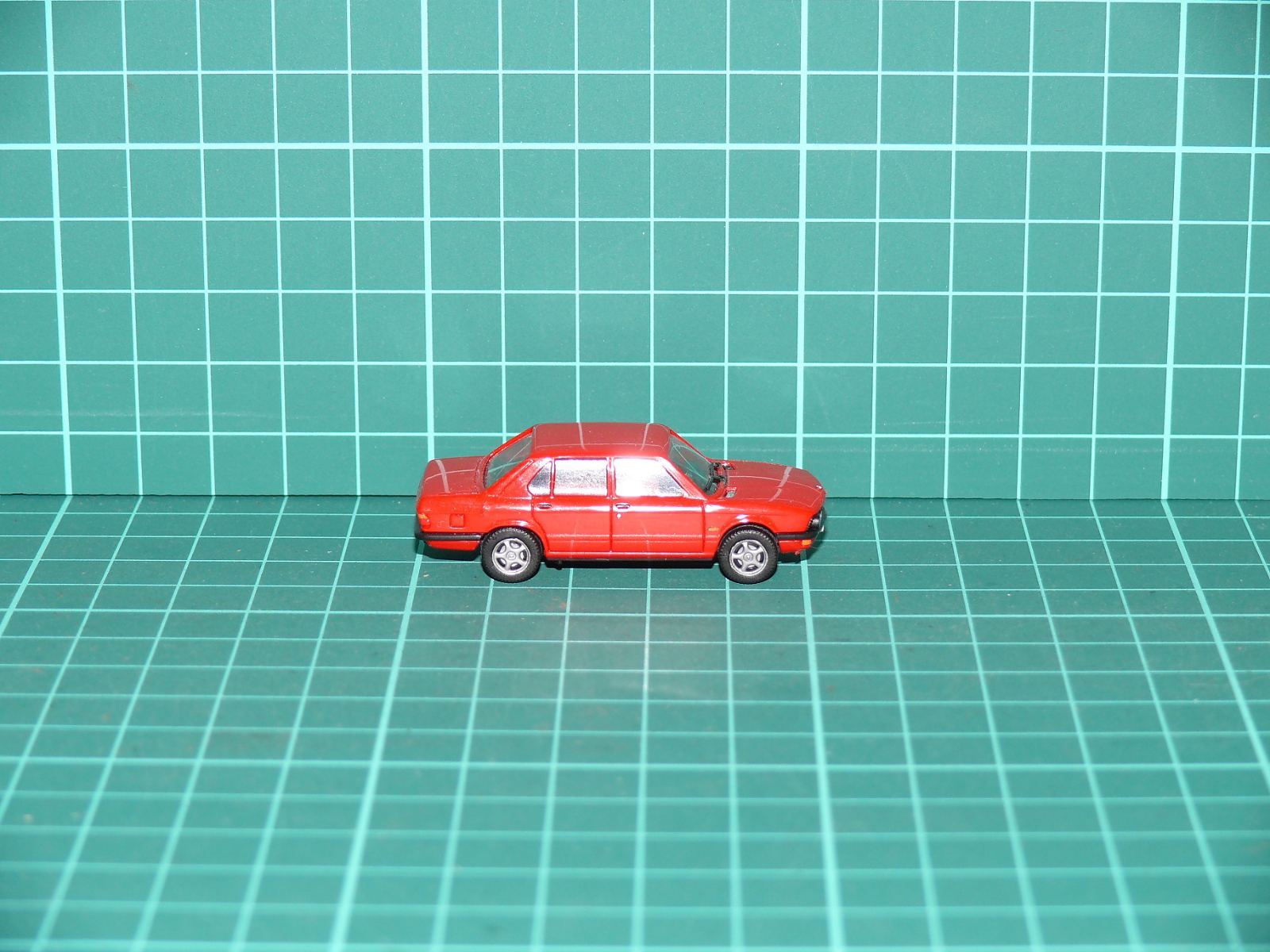 Herpa H0 – Sportovní sedan BMW 528i (E28) v červené barvě – H0