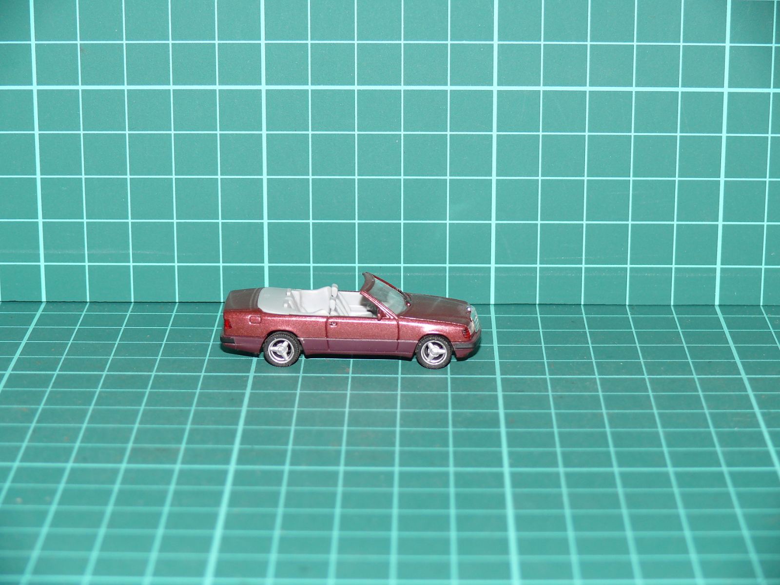 Herpa H0 – Osobní automobil Mercedes-Benz 300 CE-24 Cabriolet (A124) ve vínové metalíze – H0