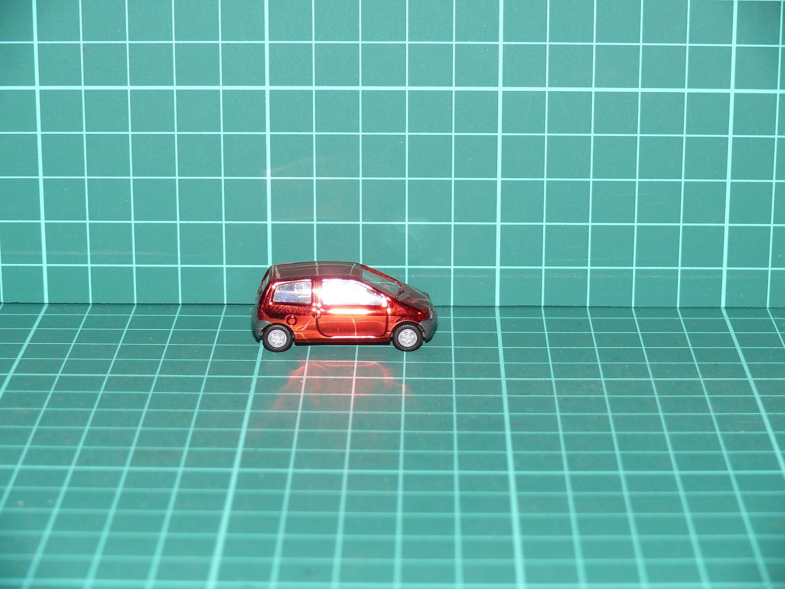 Herpa H0 – Osobní automobil Renault Twingo v limitovaném chromovaném provedení (Červený chrom / Chrom-Edition) – H0