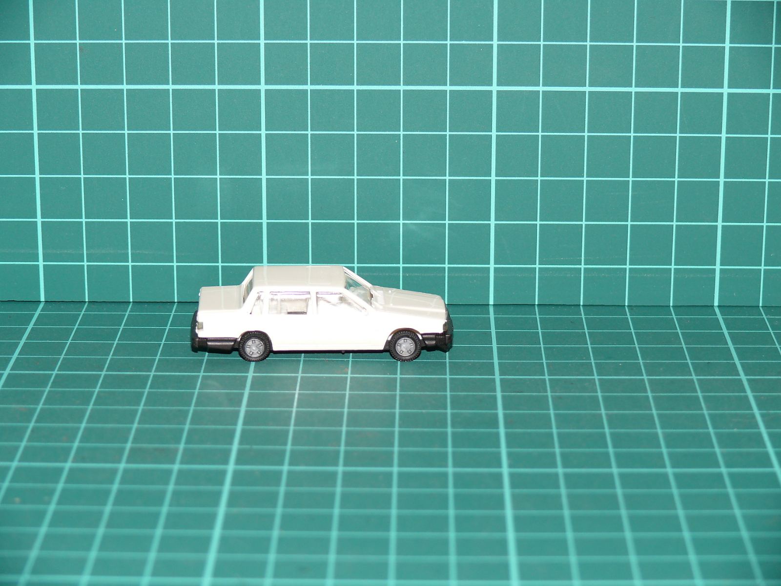 I.M.U. H0 – Osobní automobil Volvo 760 GLE sedan v bílé barvě – H0