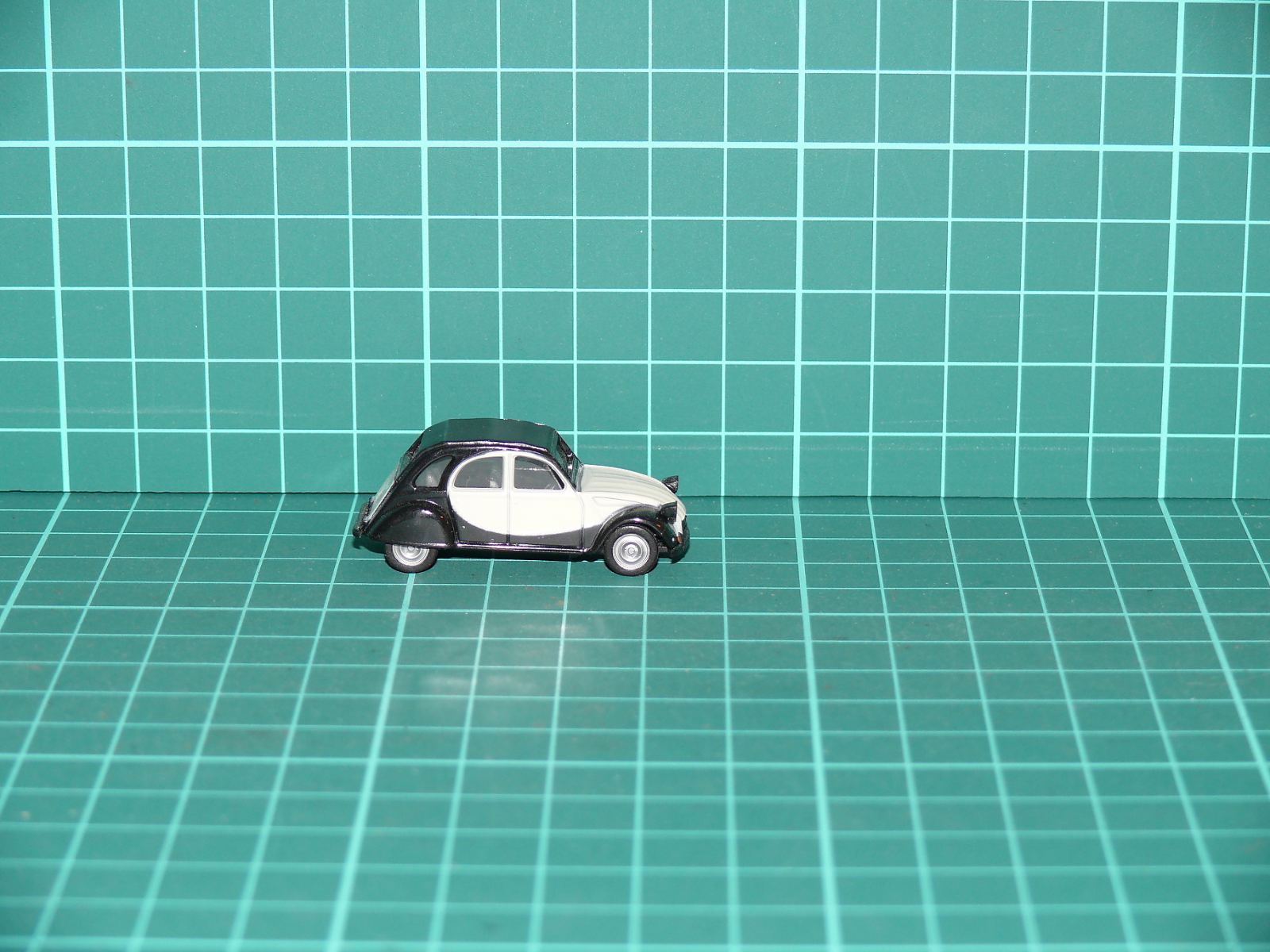 Herpa H0 – Osobní automobil Citroën 2CV „Kachna“ v dvoubarevném provedení Charleston (černo-bílá) – H0
