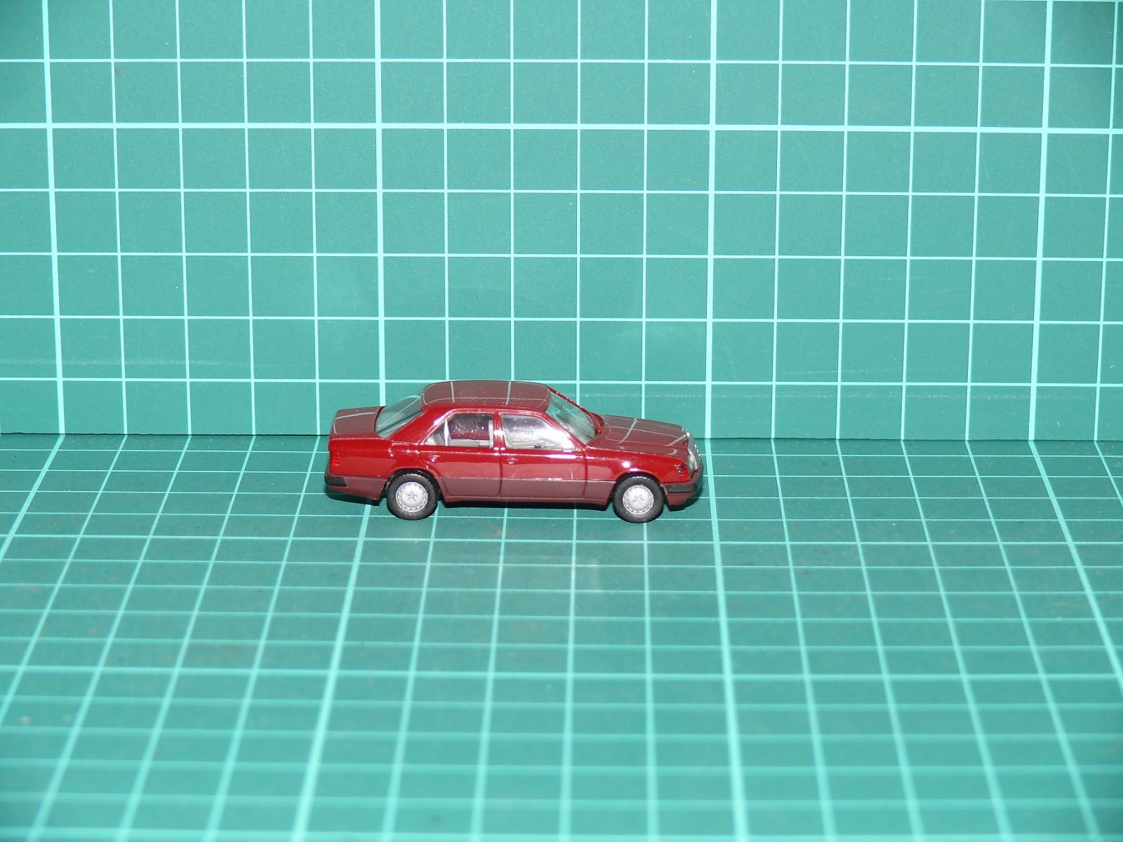 Herpa H0 – Osobní automobil Mercedes-Benz 300 E (W124) ve vínové metalíze (Almandinrot) – H0
