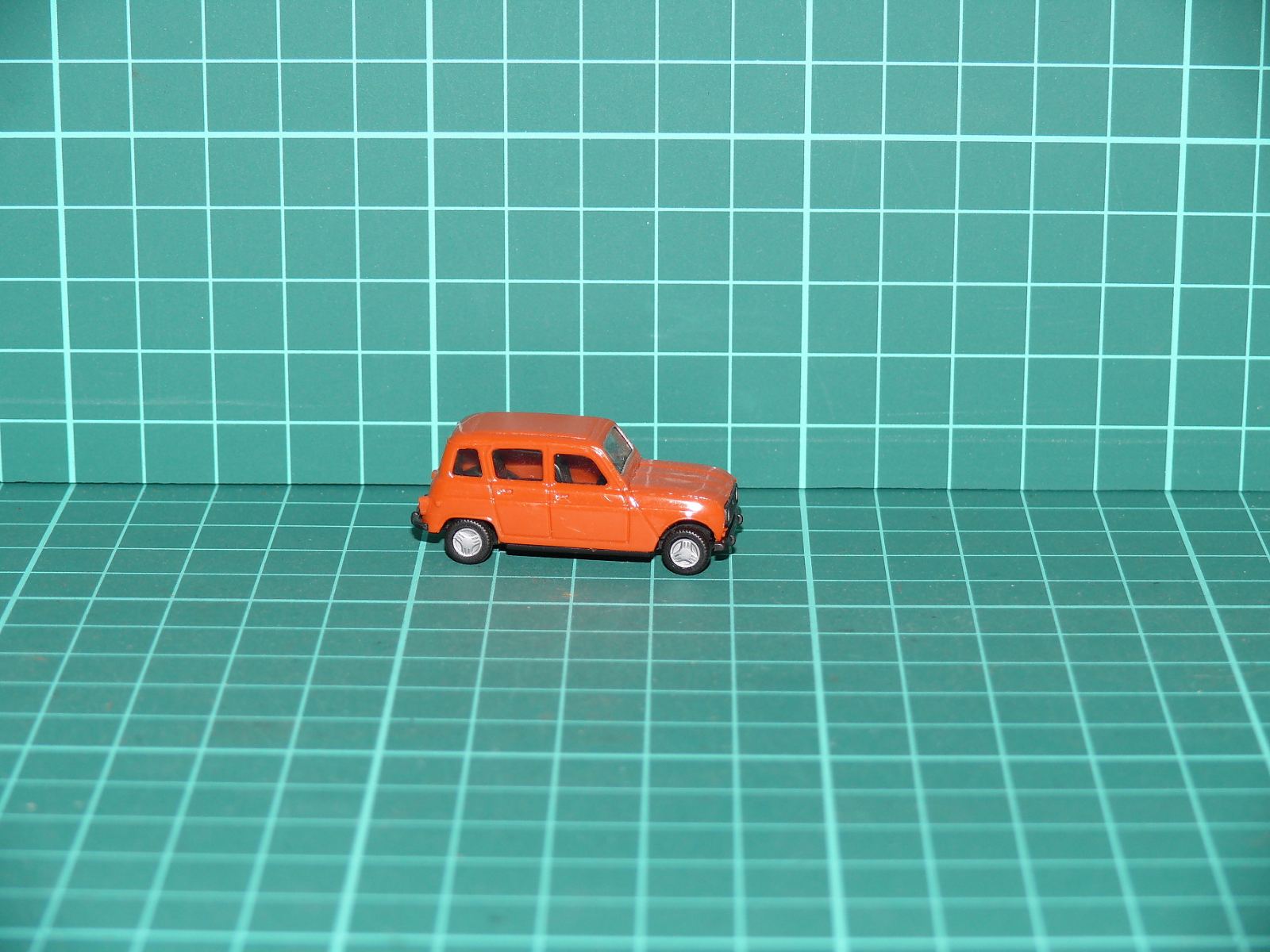 Herpa H0 – Osobní automobil Renault 4 (R4) v oranžové barvě – H0