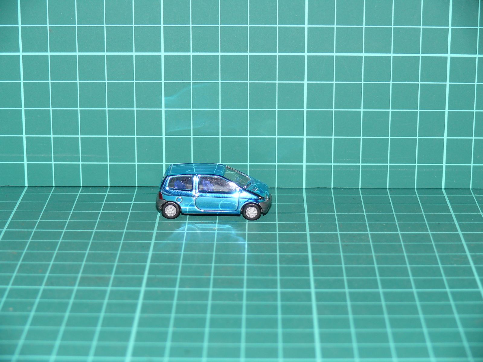 Herpa H0 – Osobní automobil Renault Twingo v limitovaném chromovaném provedení (Modrý chrom / Chrom-Edition) – H0