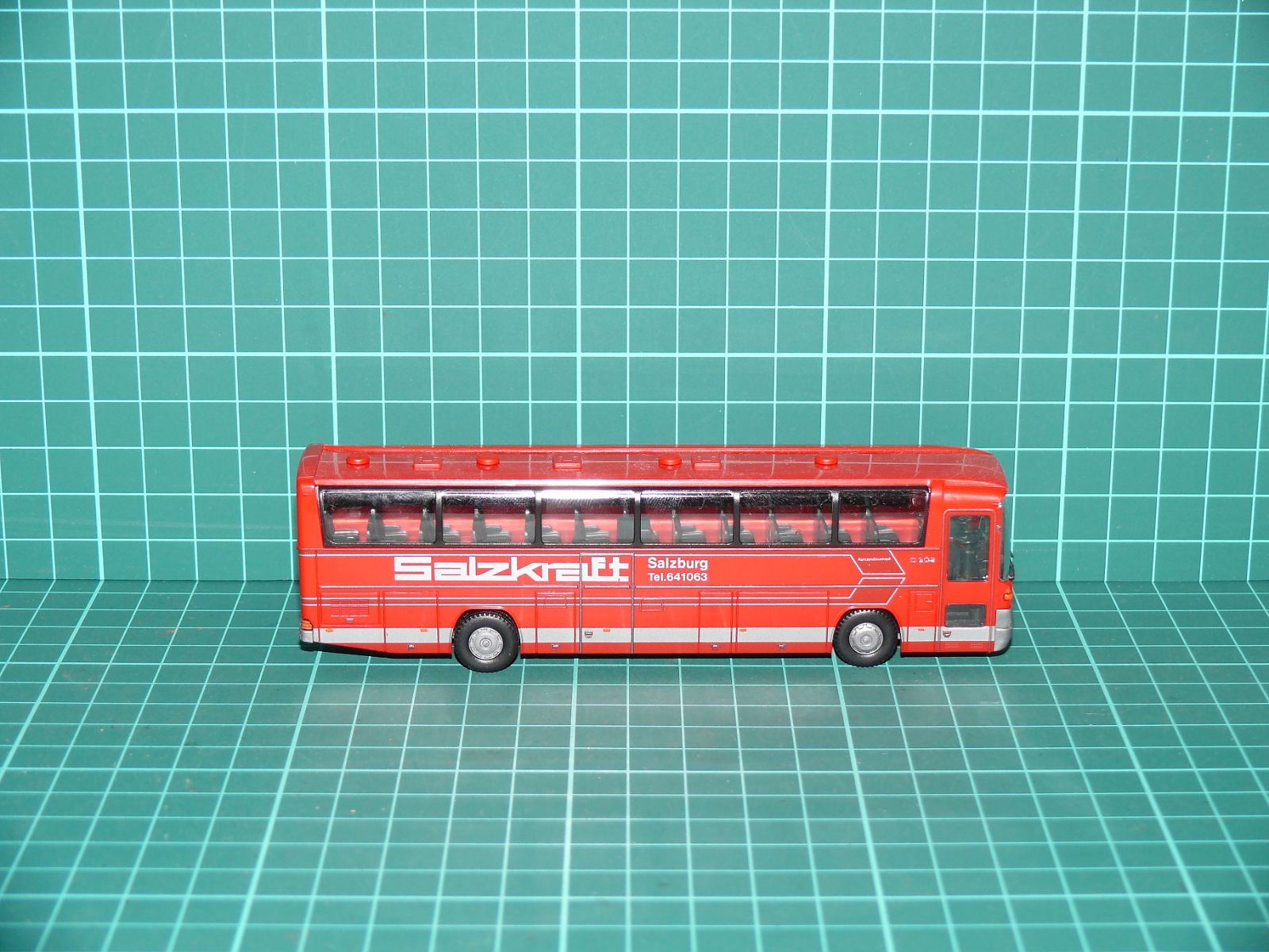 Rietze H0 – Zájezdový / dálkový autobus Mercedes-Benz O 303 RHD „Salzkraft Salzburg“ – H0