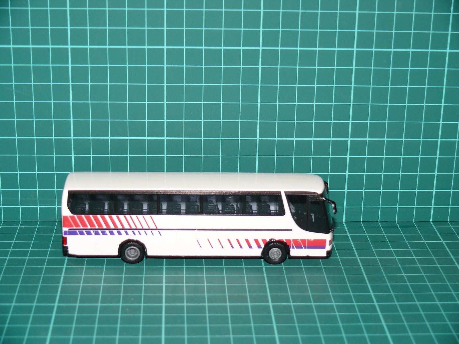 Rietze H0 – Zájezdový / dálkový autobus Kässbohrer Setra S 315 HD v bílém provedení s pruhy – H0