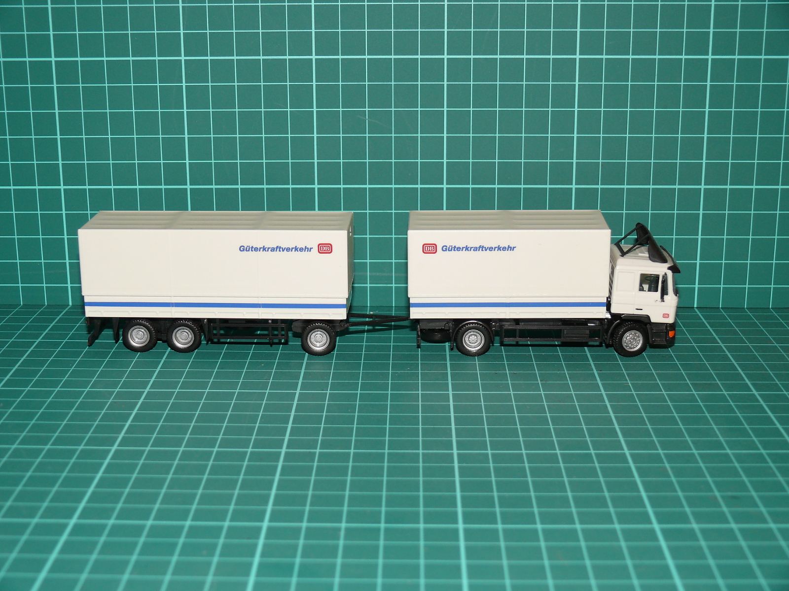 Herpa H0 – Nákladní souprava s třínápravovým vlekem MAN F90 skříň „DB Güterkraftverkehr“ – H0