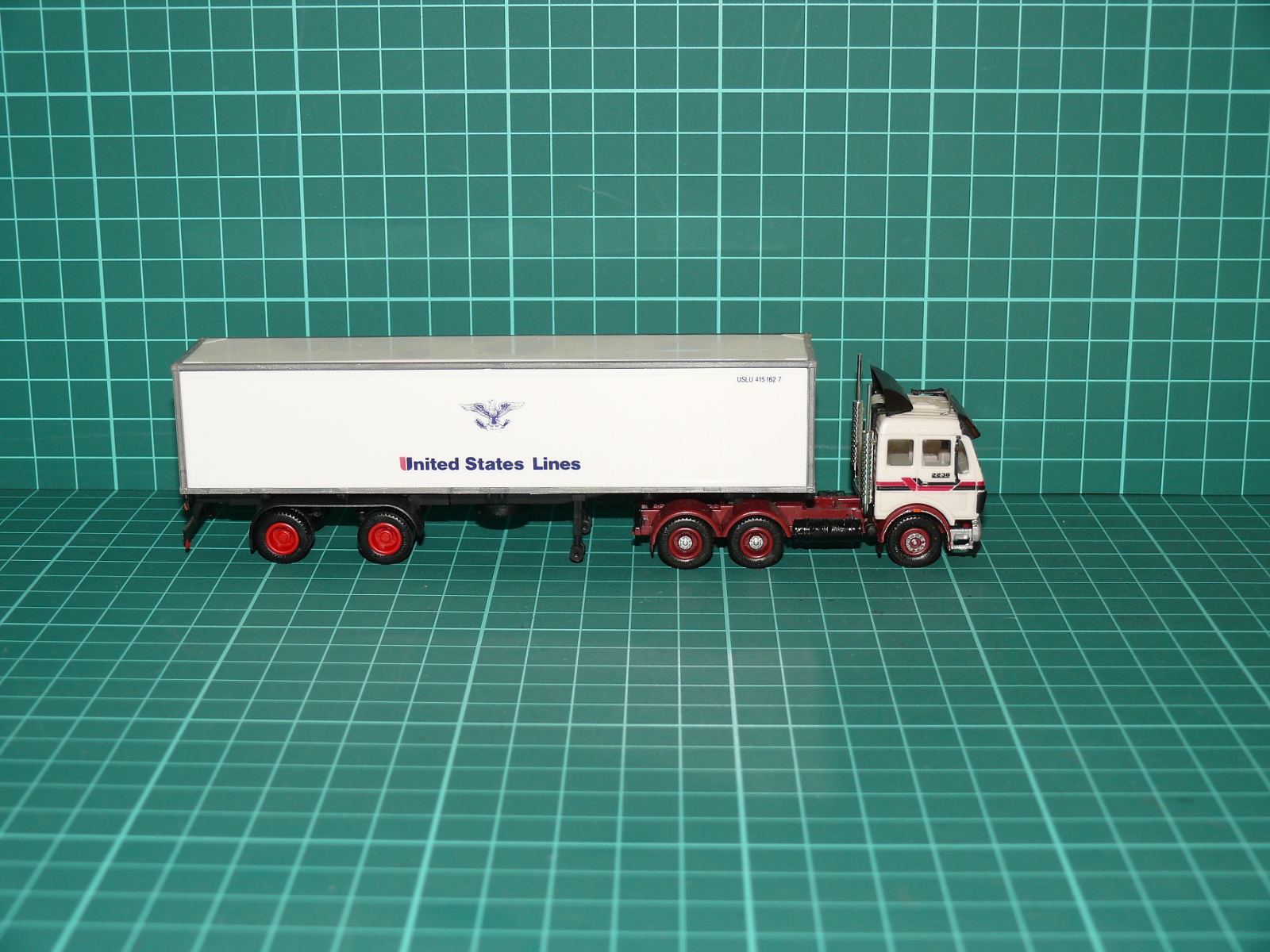 Herpa H0 – Tahač návěsů Mercedes-Benz SK 3-osý s kontejnerovým návěsem „United States Lines“ – H0
