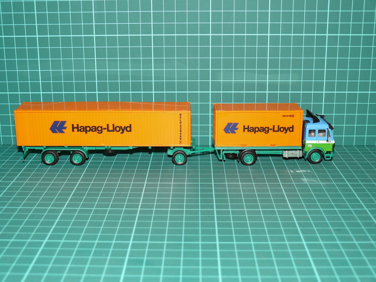 Herpa H0 – Kontejnerová nákladní souprava Mercedes-Benz NG s vlekem „Hapag-Lloyd“ – H0
