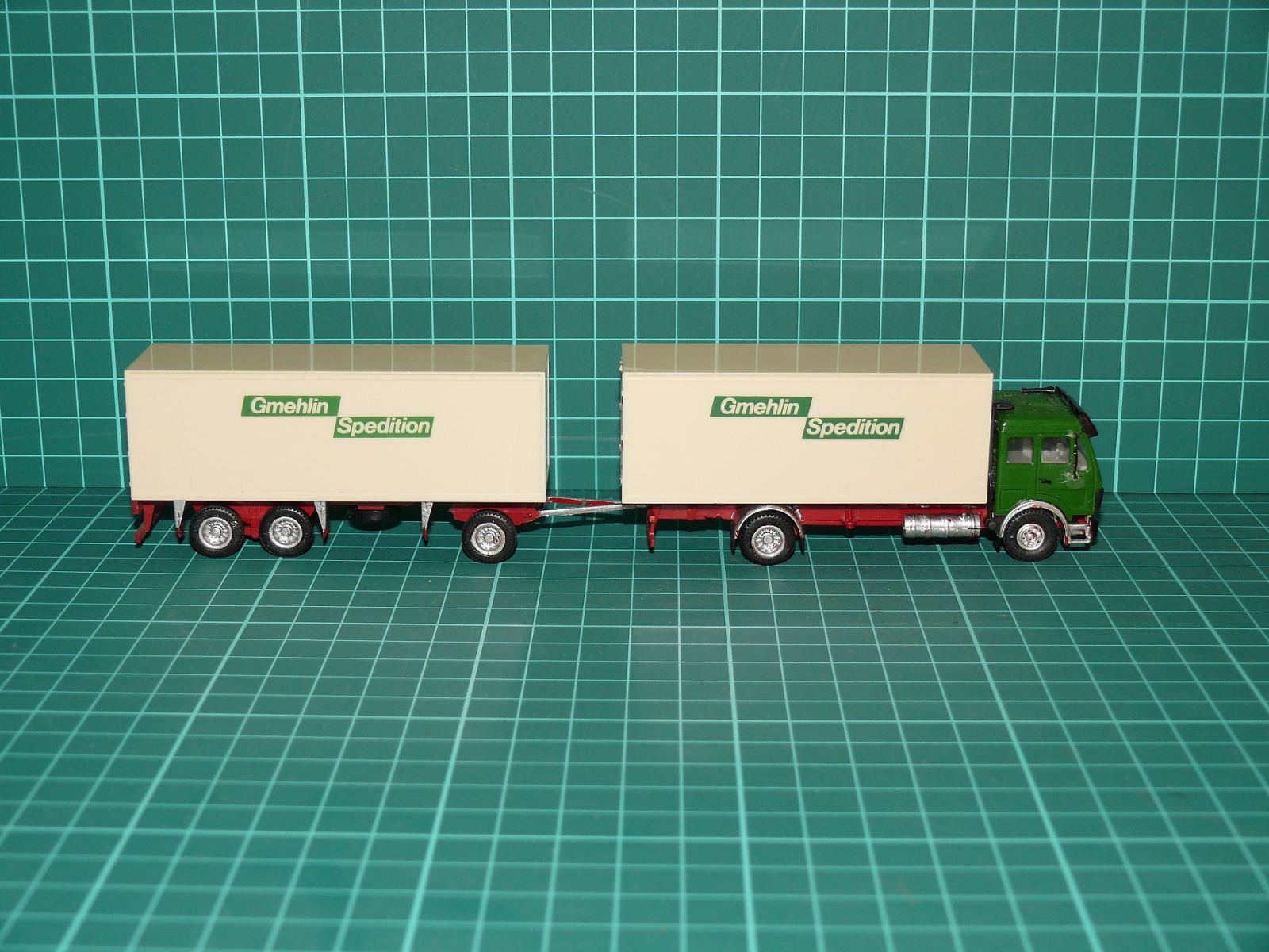 Herpa H0 – Kontejnerová nákladní souprava Mercedes-Benz NG s vlekem „Hapag-Lloyd“ – H0