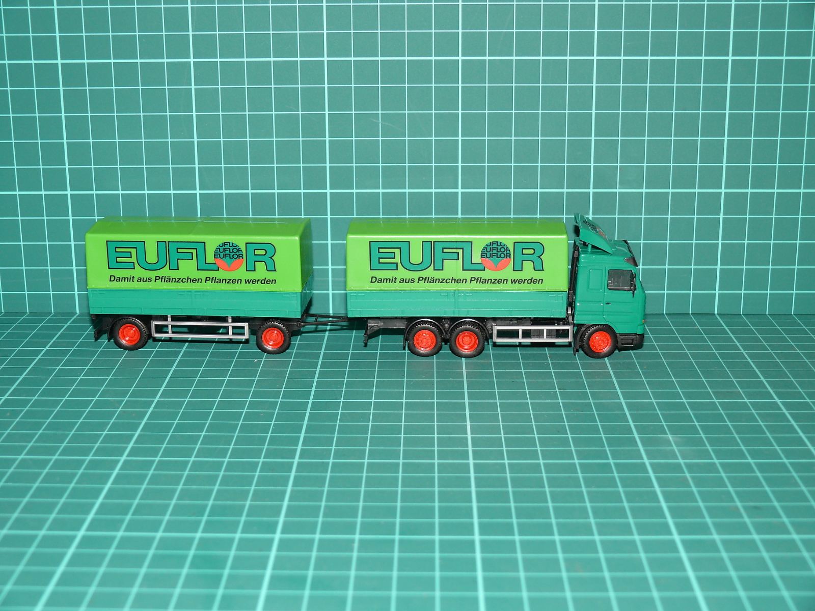Herpa H0 – Nákladní souprava s přívěsem Scania s plachtou „EUFLOR“ – H0