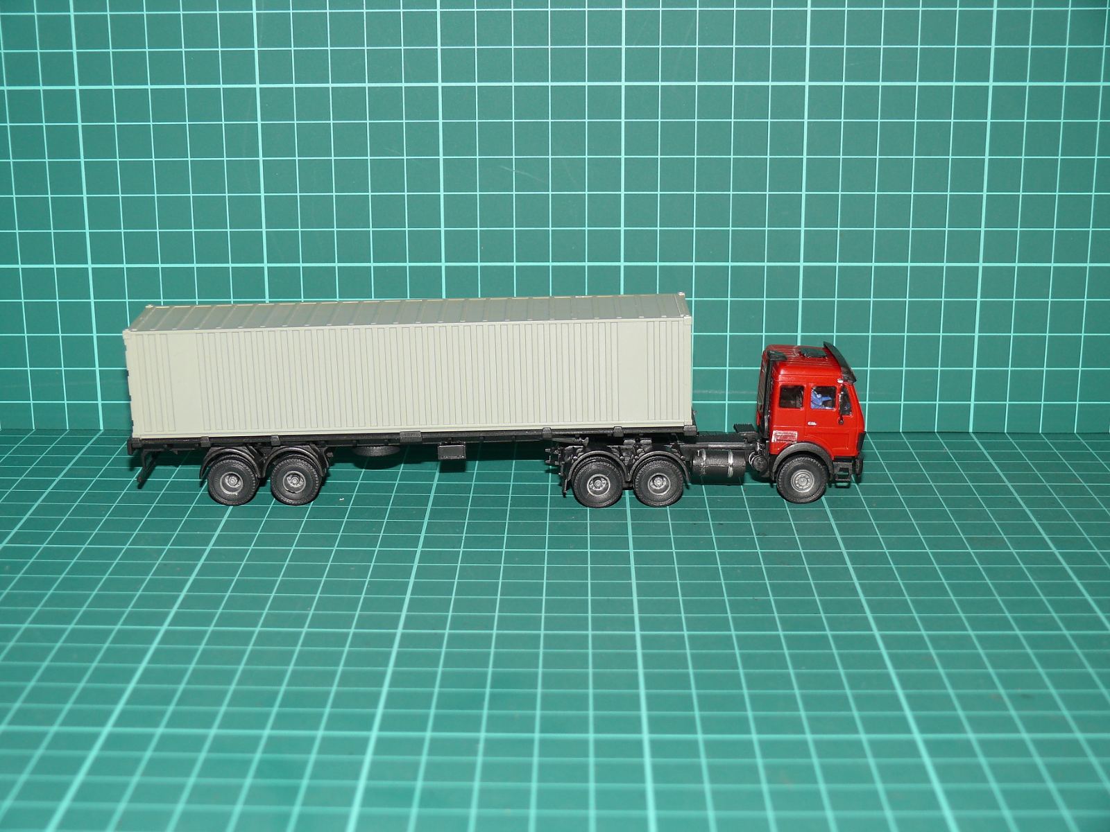 Herpa H0 – Tahač návěsů MAN F90 3-osý s kontejnerovým návěsem 40' (červeno-šedý) – H0