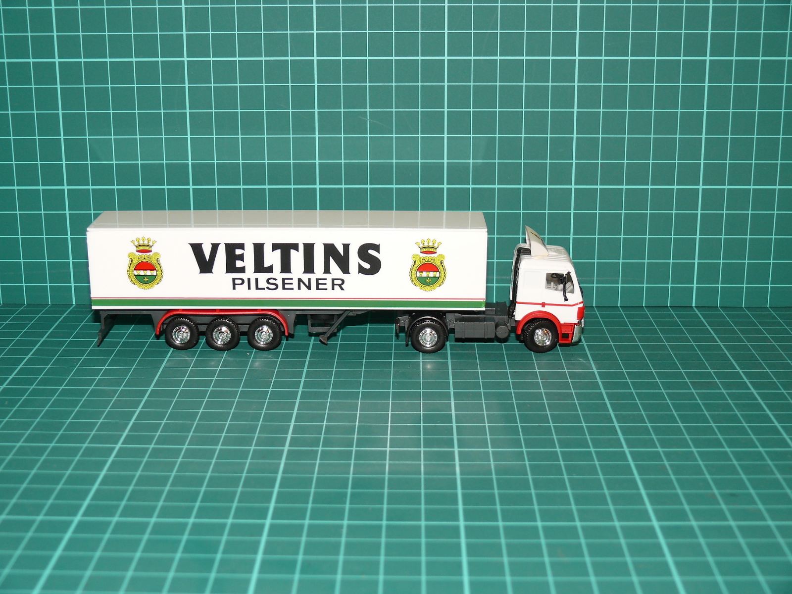 Herpa H0 – Tahač návěsů Mercedes-Benz NG / SK s chladírenským návěsem „Veltins Pilsener“ – H0