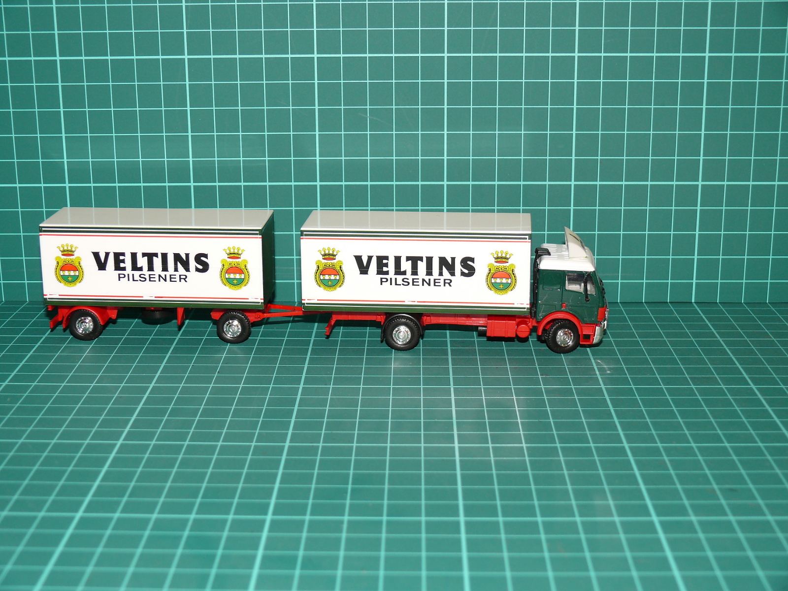 Roco H0 – Nákladní pivovarská souprava Mercedes-Benz s vlekem „Veltins Pilsener“ – H0