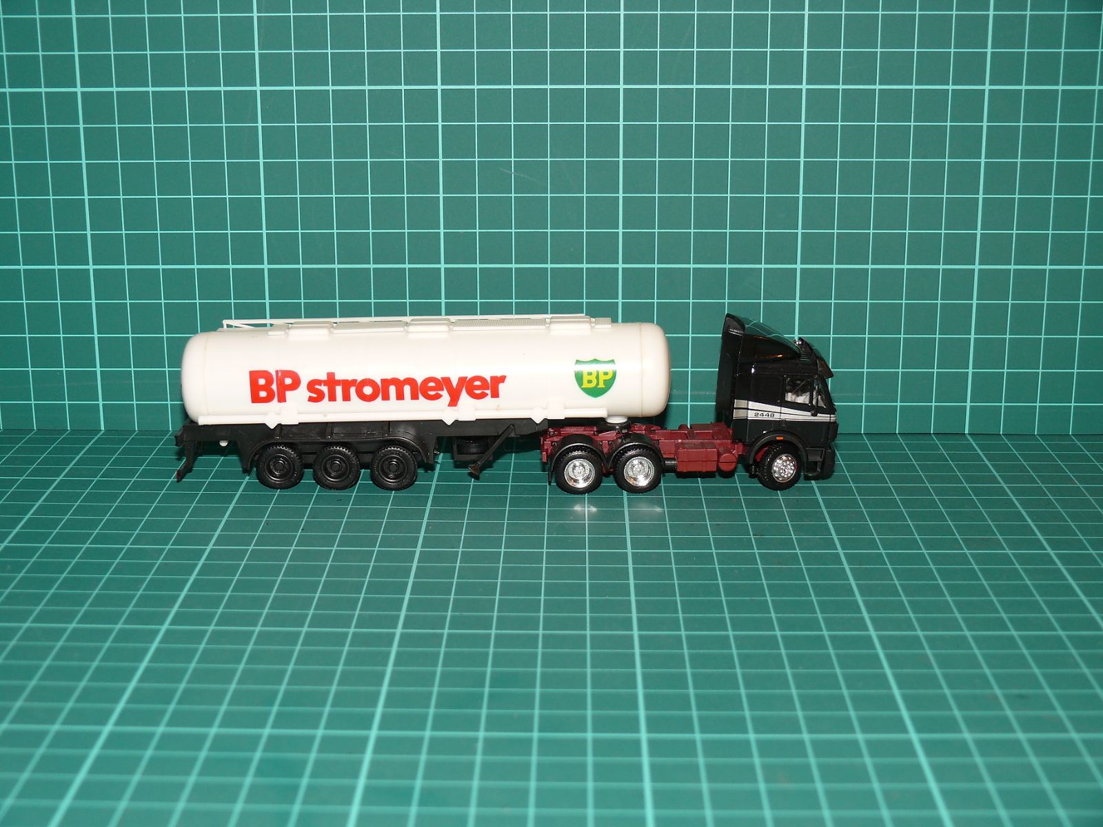 Herpa H0 – Tahač návěsů Mercedes-Benz SK 2448 3-osý s cisternovým návěsem „BP stromeyer“ – H0