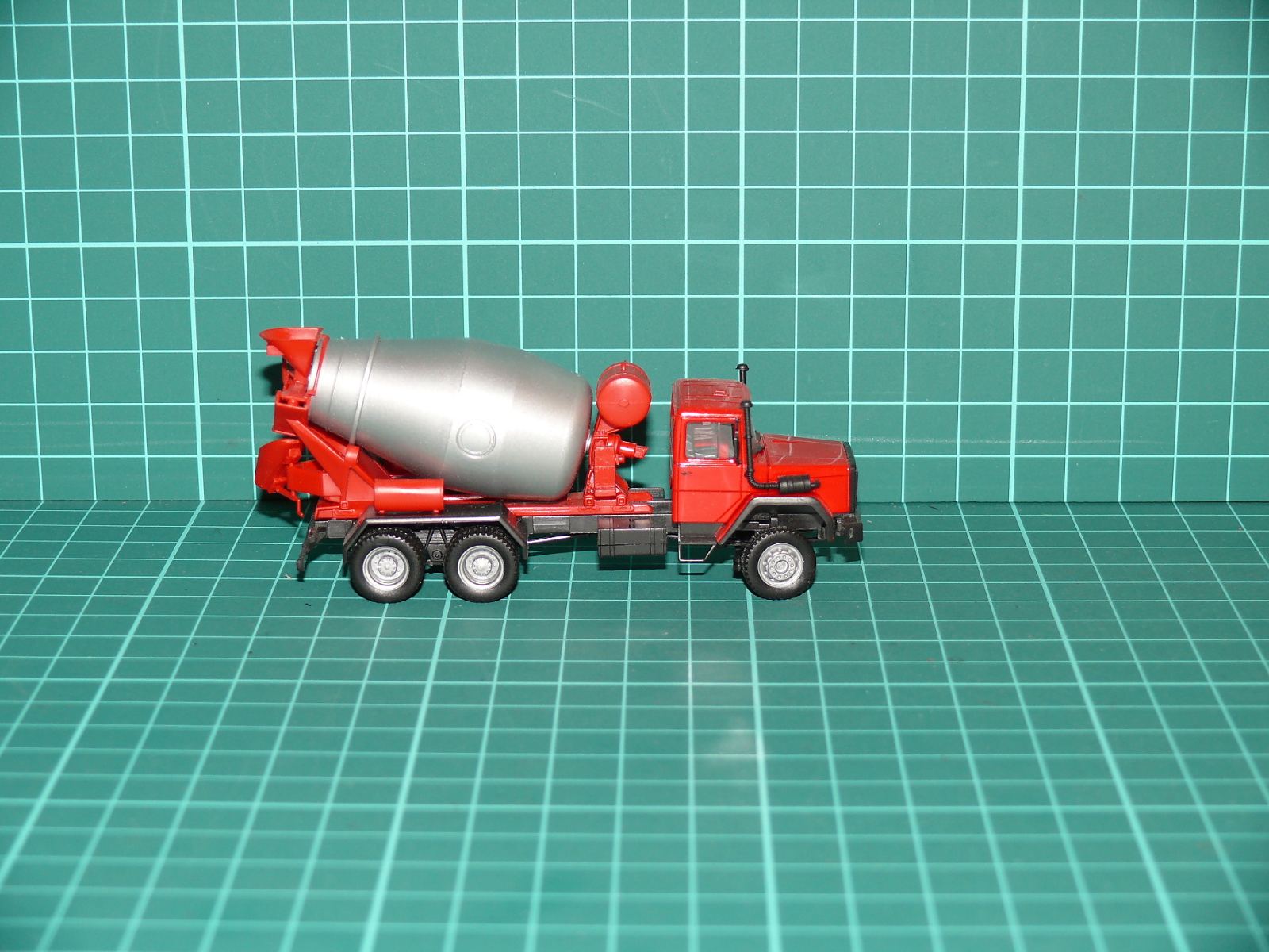 Kibri H0 – Těžký stavební autodomíchávač betonu Magirus-Deutz 3-osý s kapotou (červeno-stříbrný) – H0