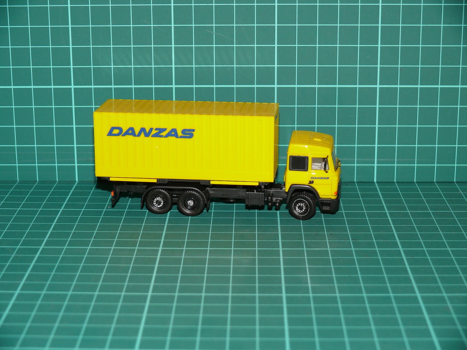 Kibri H0 – Nákladní automobil Iveco TurboStar 3-osý s kontejnerovou nástavbou „DANZAS“ – H0