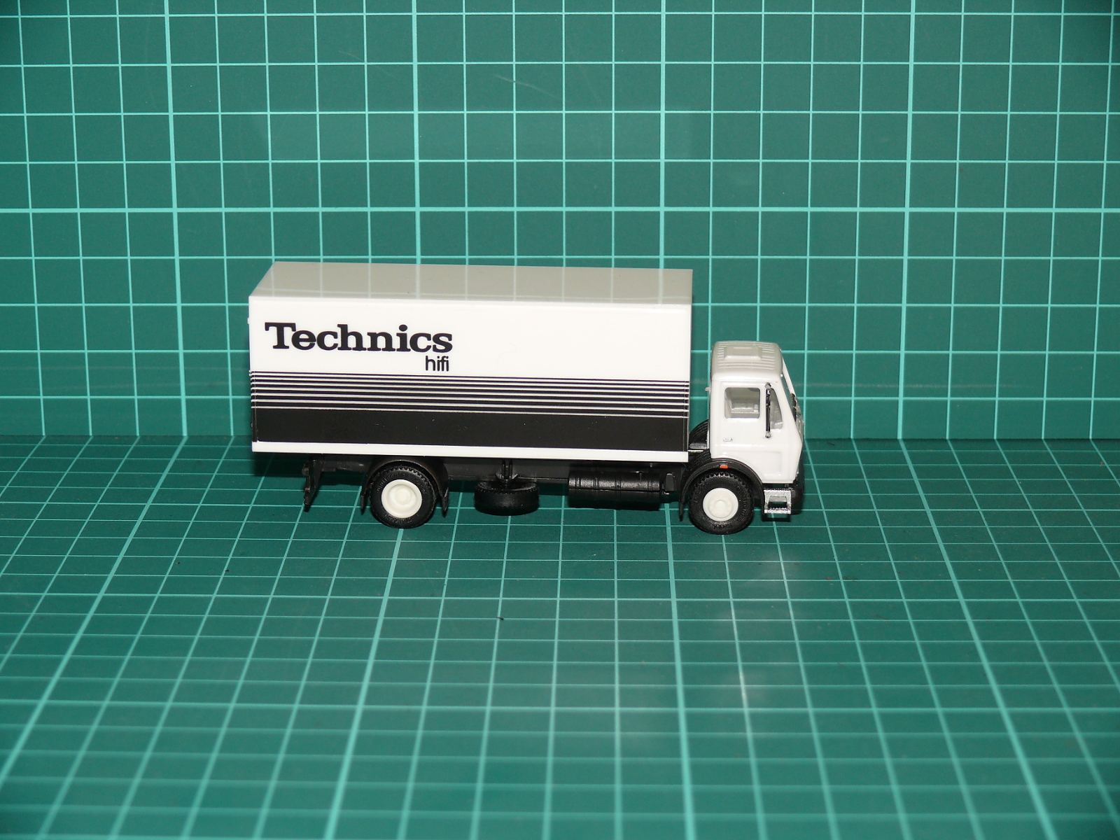 Kibri H0 – Nákladní automobil Mercedes-Benz SK / LK 2-osý skříň „Technics hifi“ – H0