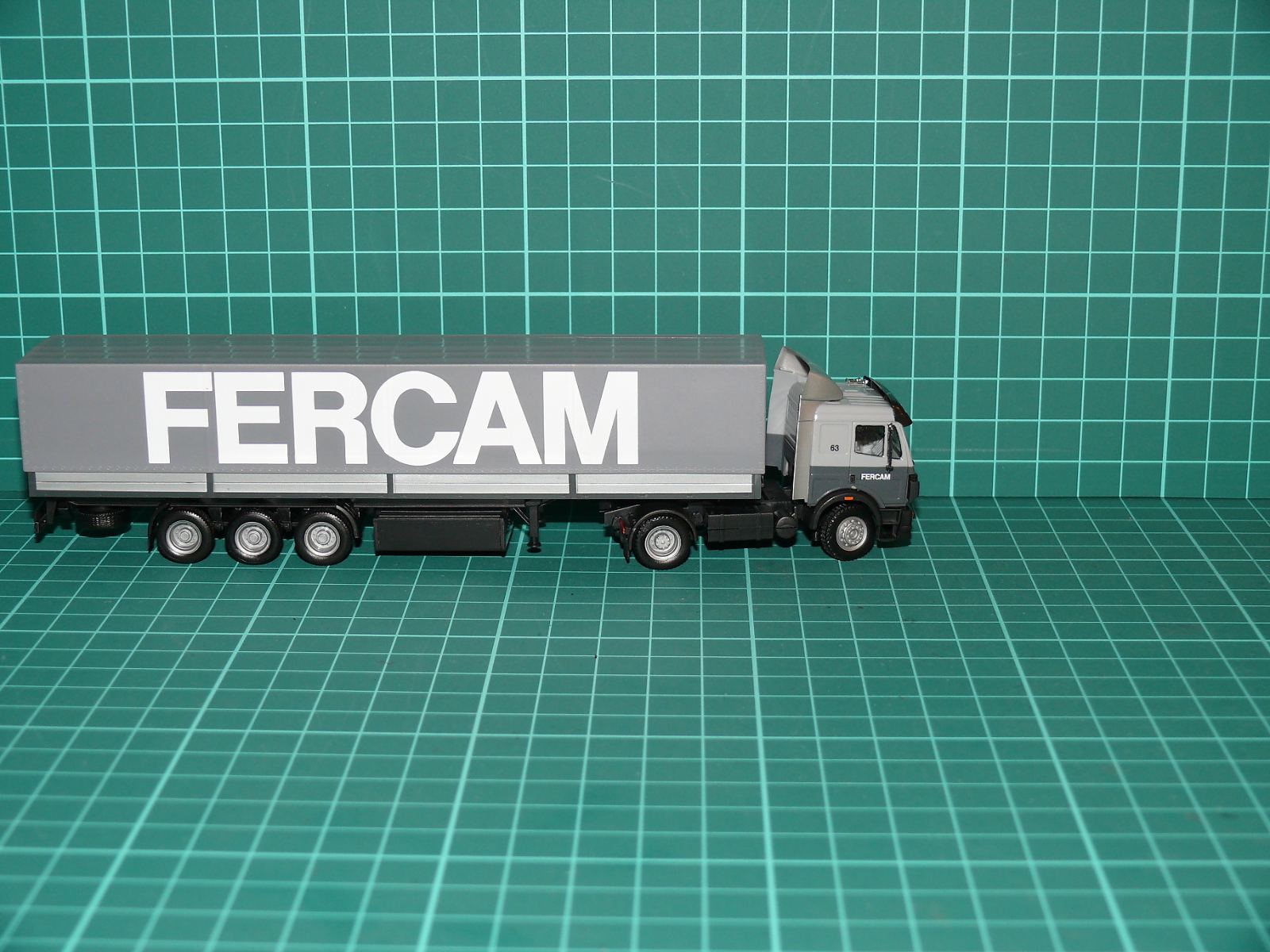 Herpa H0 – Tahač návěsů Mercedes-Benz SK s plachtovým návěsem „FERCAM“ (šedý) – H0