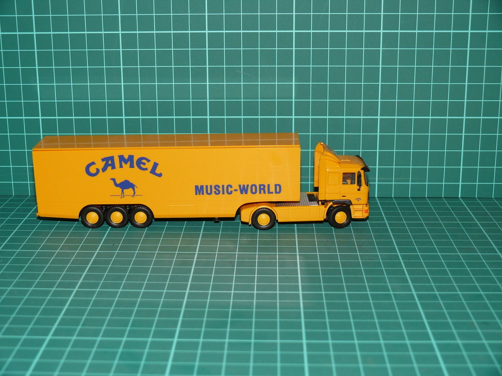 Herpa H0 – Tahač návěsů MAN F90 aerodynamický s návěsem „CAMEL MUSIC-WORLD“ – H0