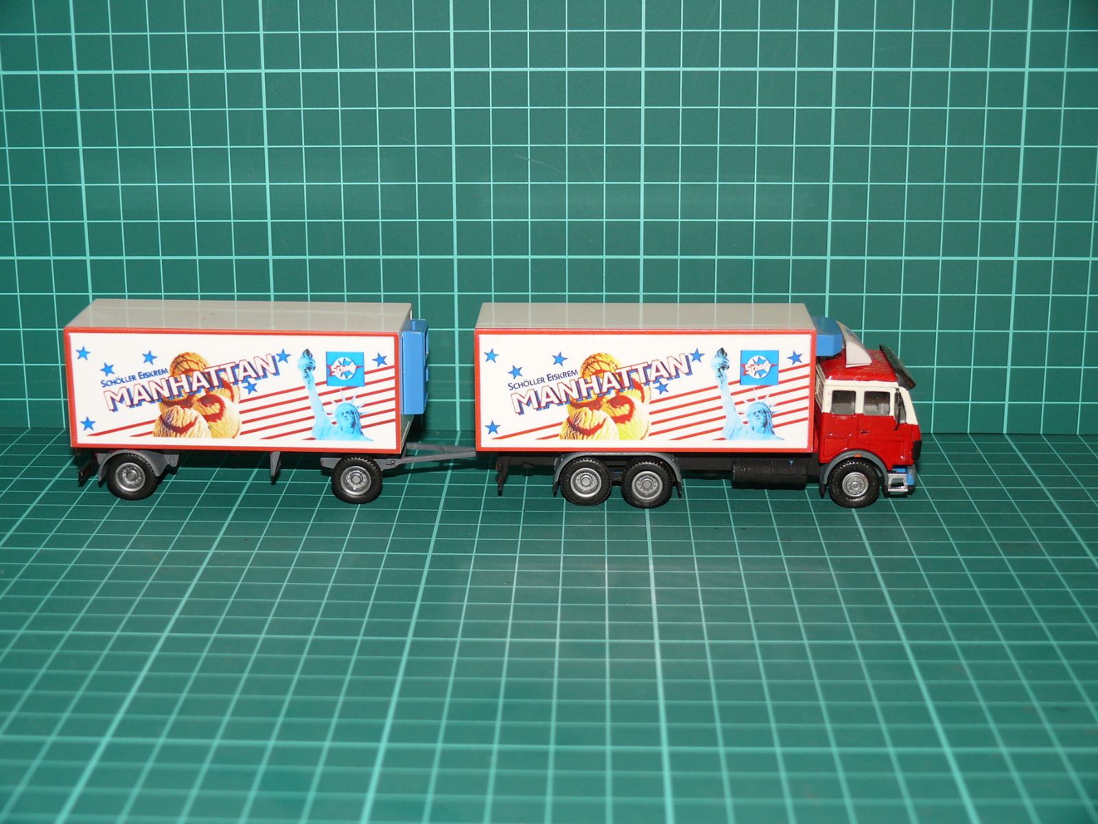 Herpa H0 – Chladírenská nákladní souprava Mercedes-Benz NG 3-osý s vlekem „Schöller MANHATTAN“ – H0