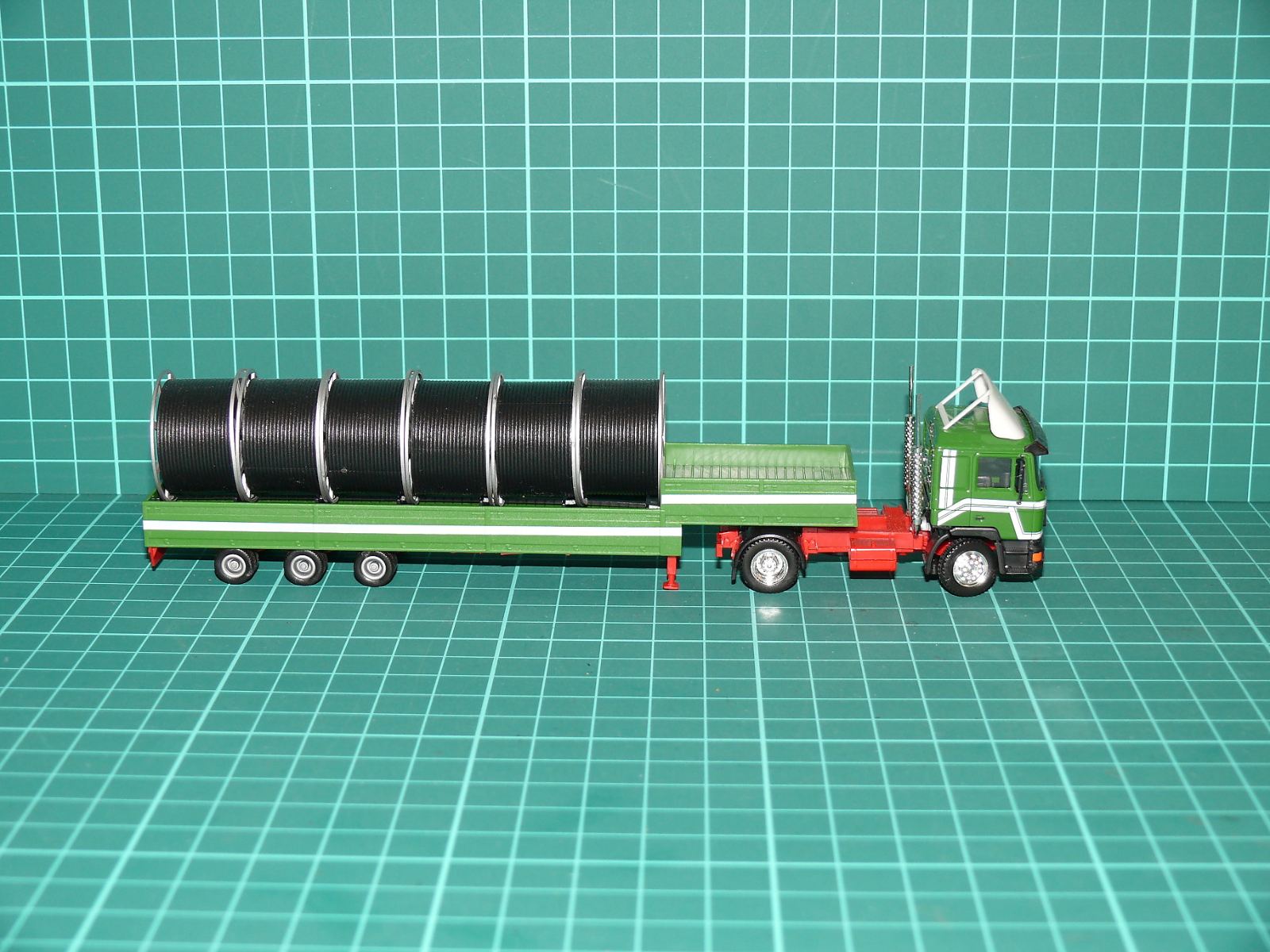 Herpa H0 – Tahač návěsů MAN F90 se sníženým platem a nákladem kabelových bubnů – H0
