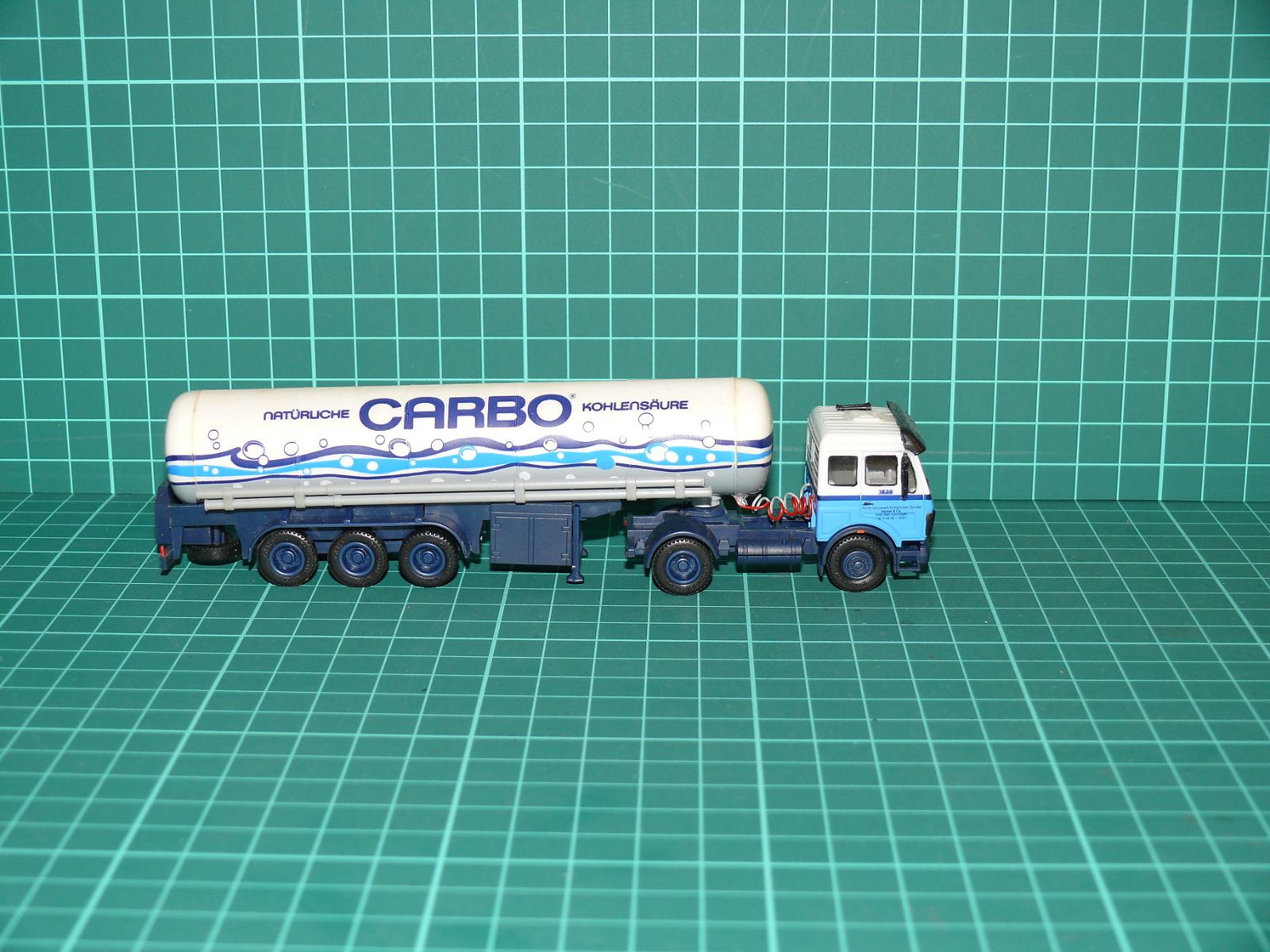 Herpa H0 – Cisternový tahač návěsů Mercedes-Benz SK s plynovou cisternou „CARBO NATÜRLICHE KOHLENSÄURE“ – H0