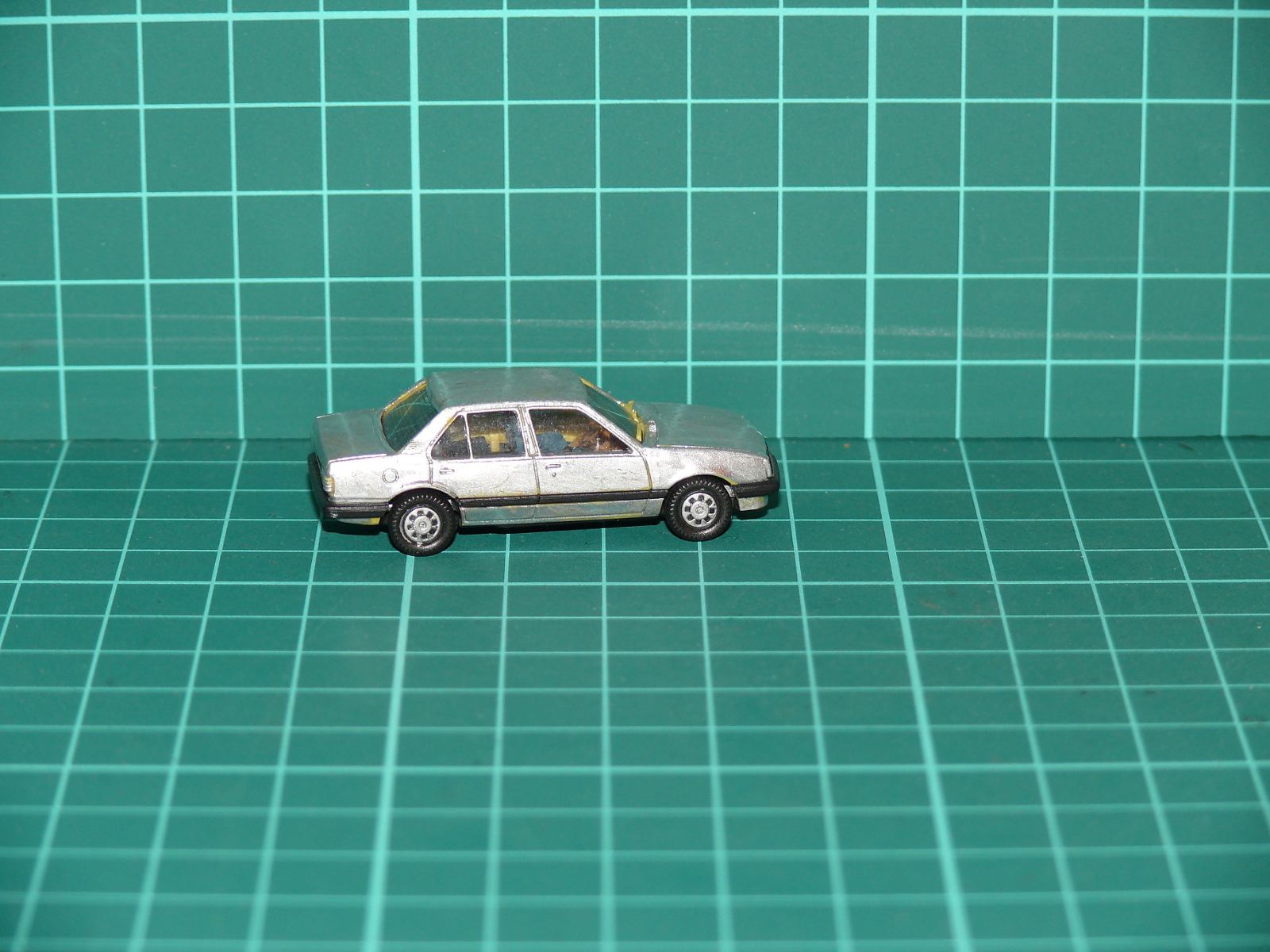 Herpa H0 – Osobní automobil Opel Ascona C čtyřdveřový sedan (stříbrná metalíza) – H0