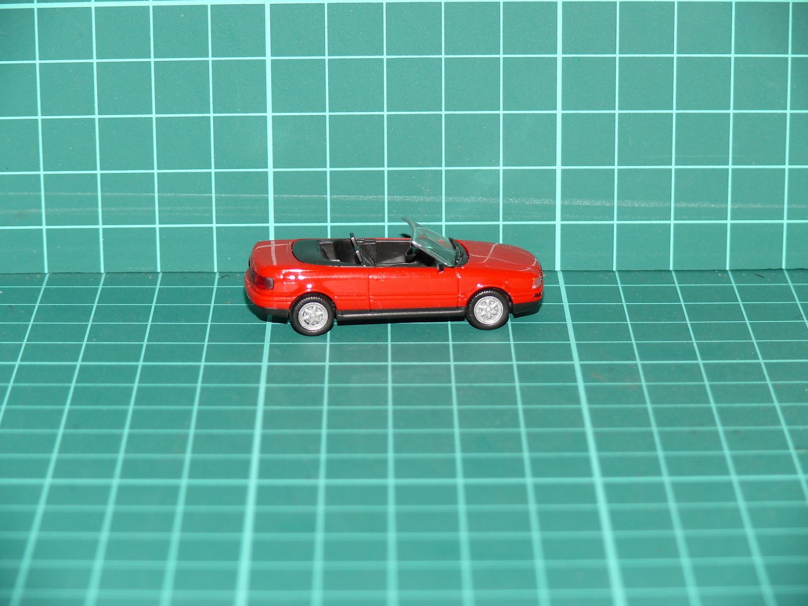 Herpa H0 – Osobní automobil Audi Cabriolet (Typ 89) v červené barvě – H0