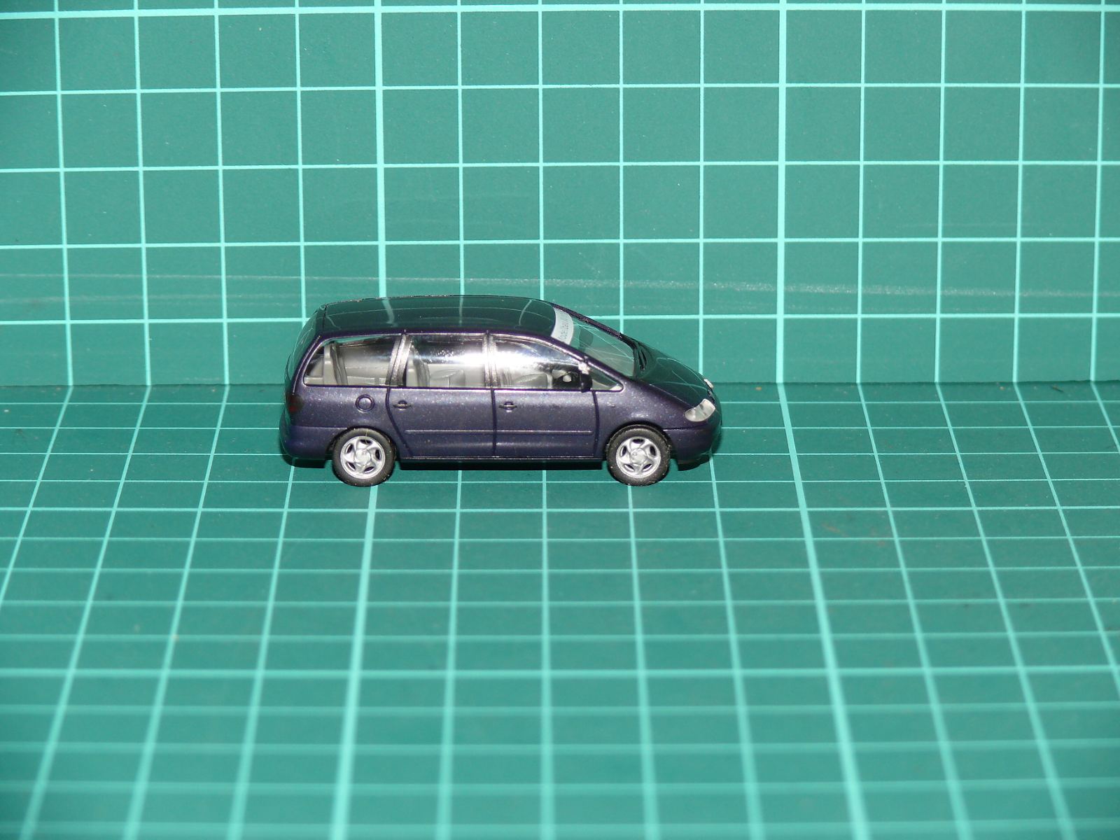 Herpa H0 – Osobní MPV automobil Seat Alhambra / VW Sharan (fialová metalíza) – H0