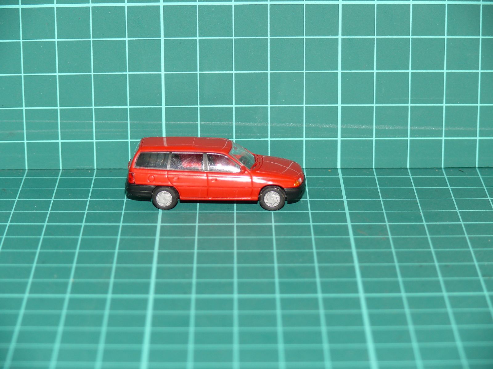 Herpa H0 – Osobní automobil Opel Astra F Caravan / kombi (červená barva) – H0