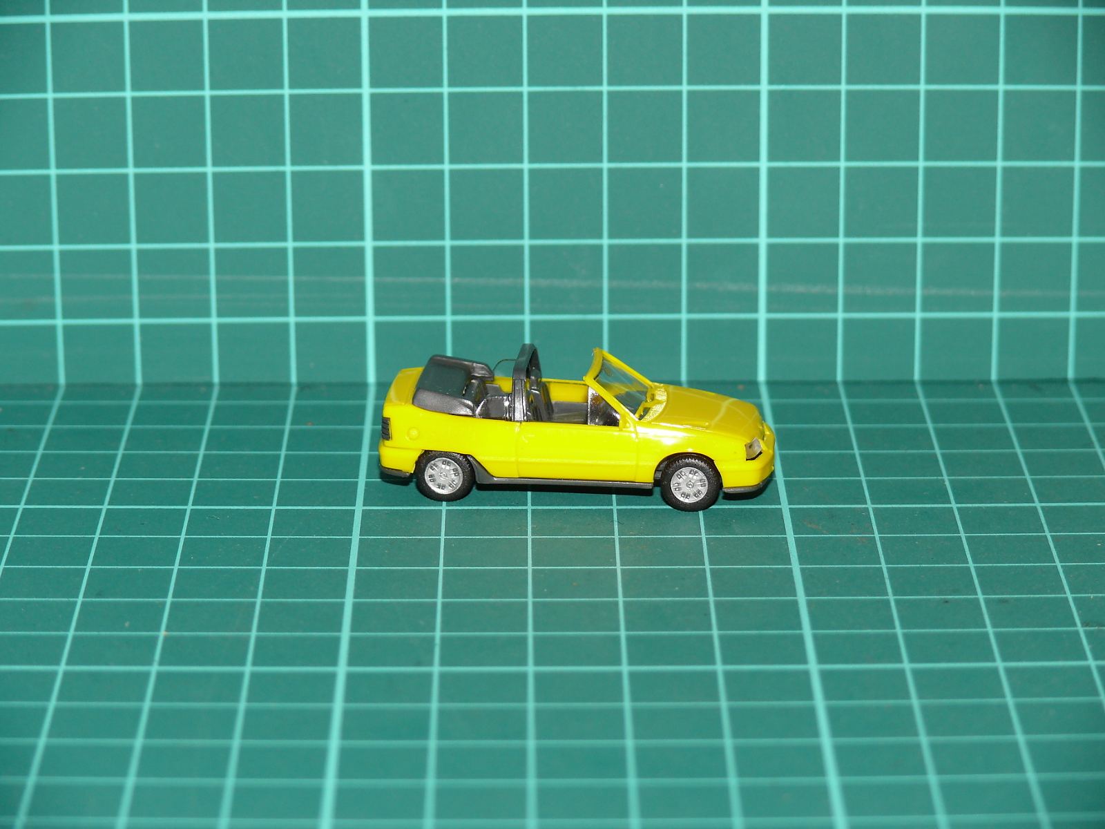 Herpa H0 – Osobní automobil Opel Kadett E Cabriolet (žlutá barva) – H0