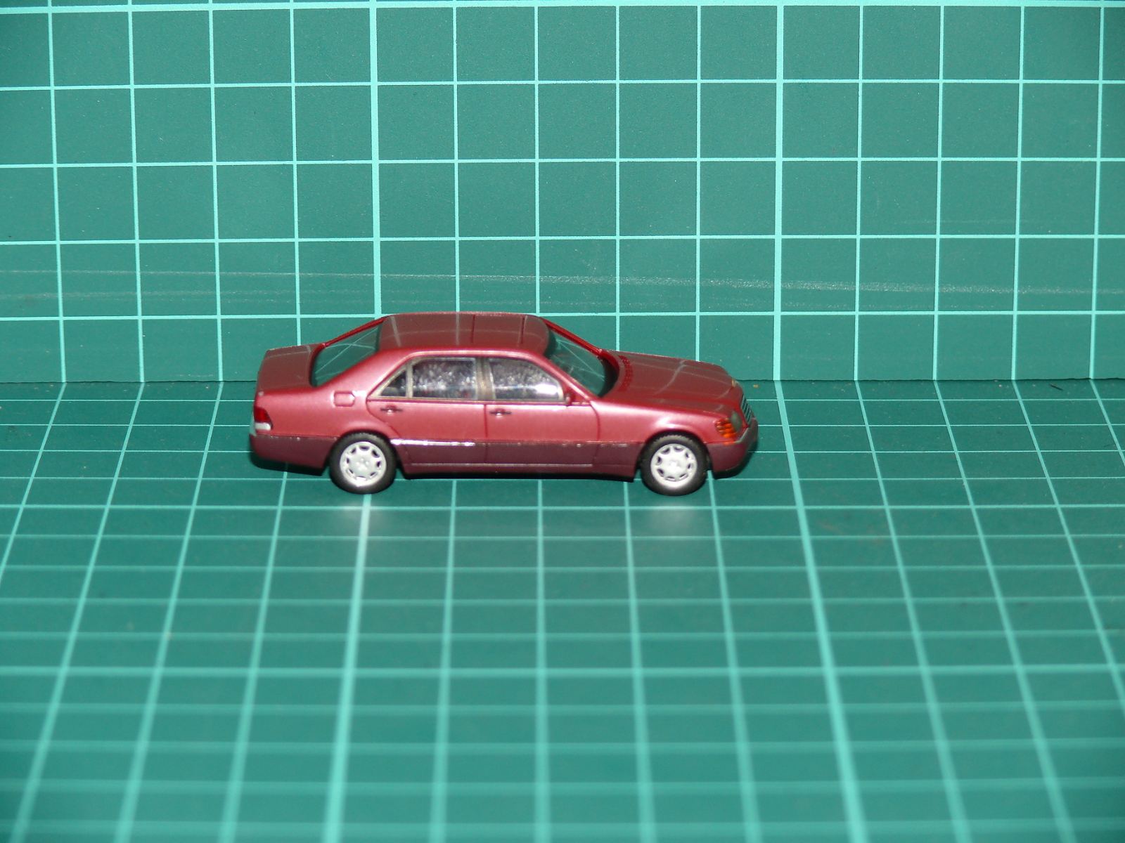 Herpa H0 – Osobní automobil Mercedes-Benz Třídy S (W140) „Mamut“ (vínová metalíza) – H0