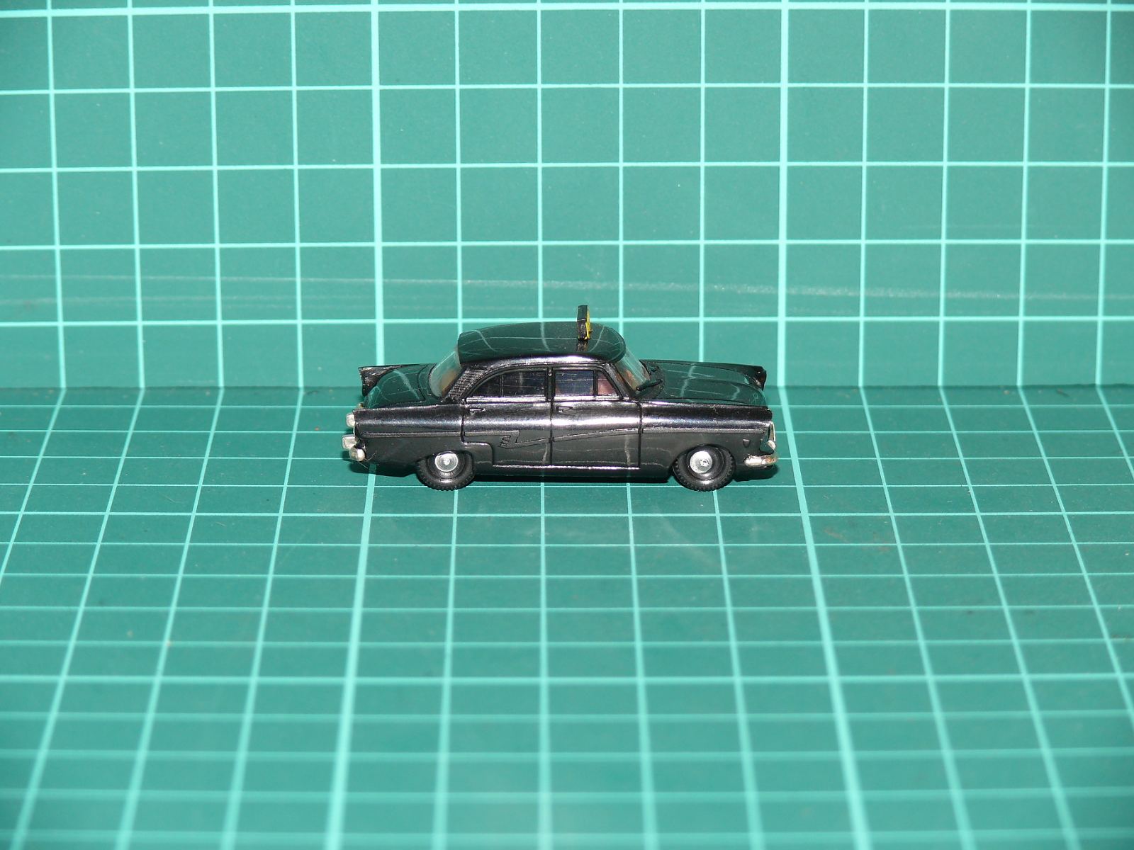 Brekina H0 – Historický osobní automobil Ford Taunus 17m (P2) Taxi (černá barva) – H0