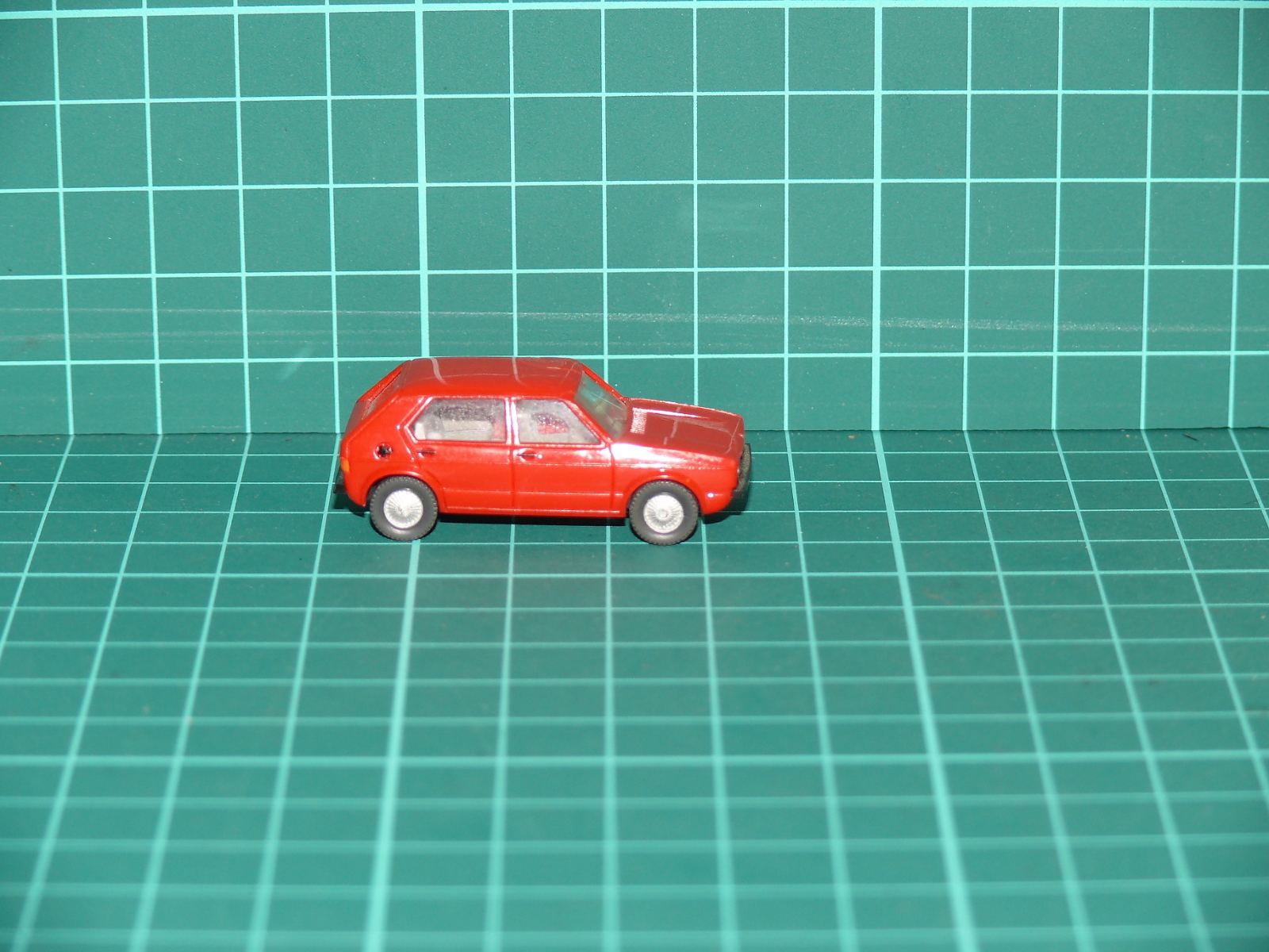 Wiking H0 – Osobní automobil Volkswagen Golf I pětidveřový (červená barva) – H0