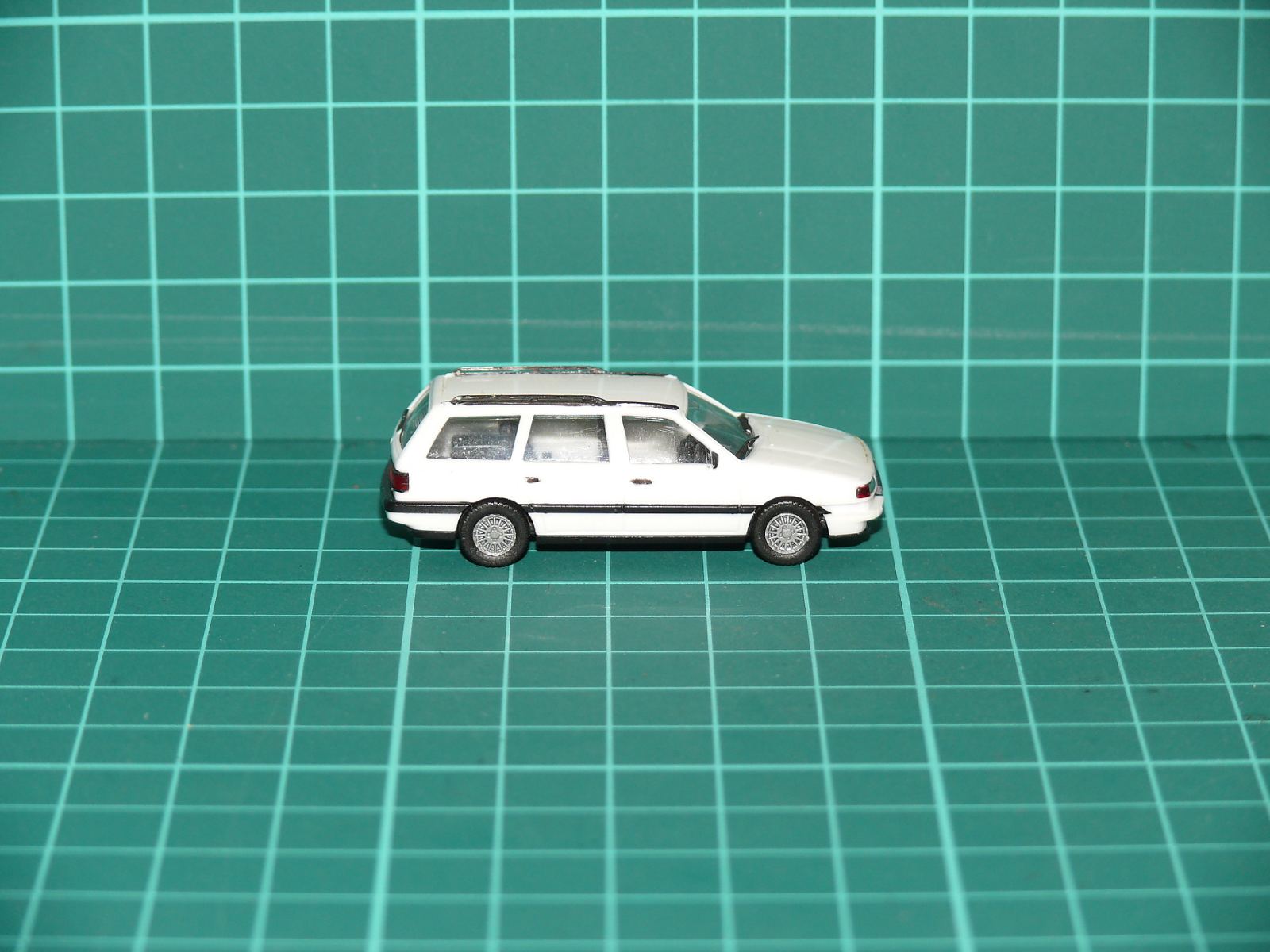 Herpa H0 – Osobní automobil Volkswagen Passat B3 Variant / kombi s hagusy (bílá barva) – H0