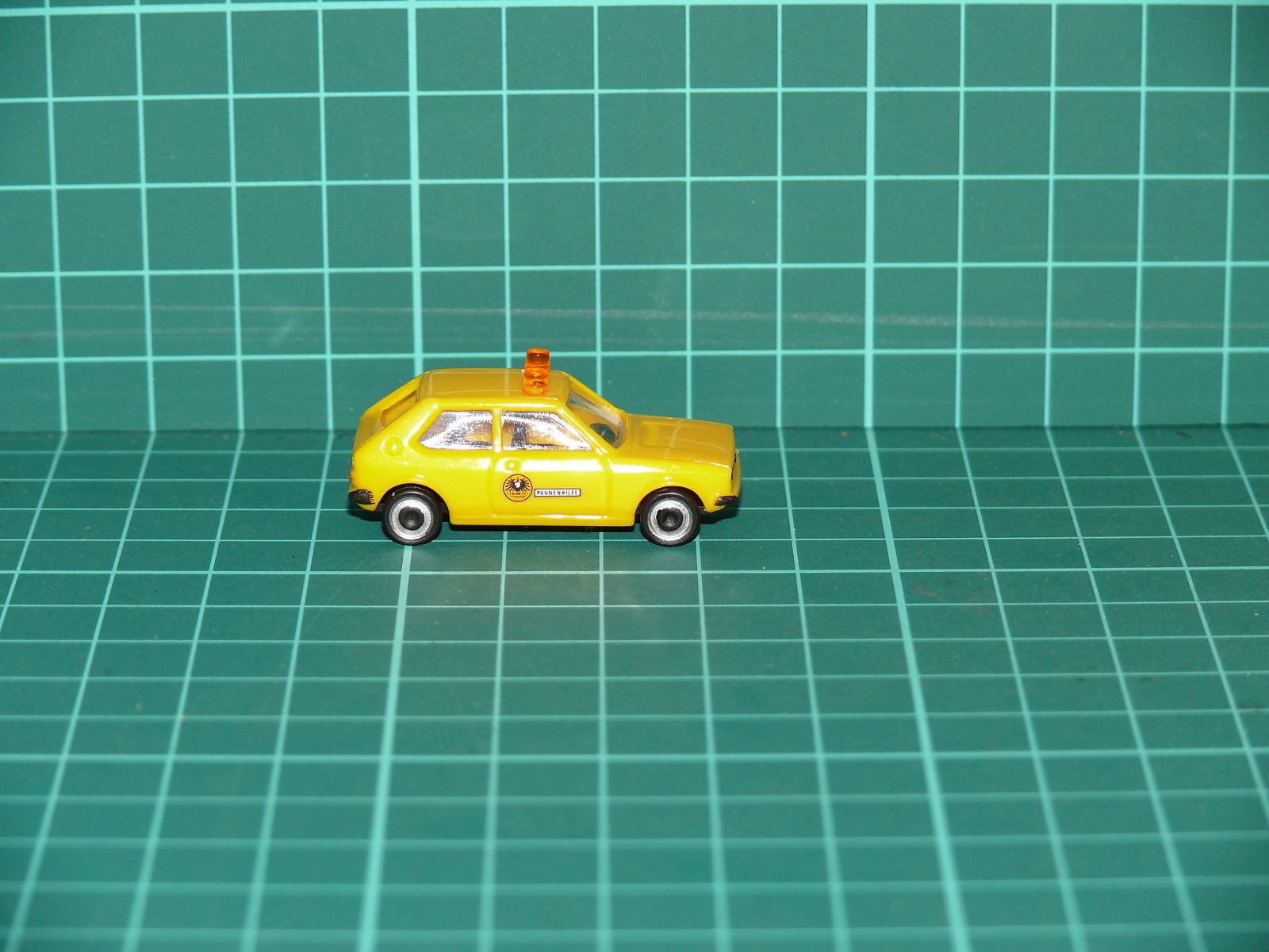 IMU H0 – Asistenční / zásahový automobil Volkswagen Polo I / Audi 50 „Pannenhilfe / ADAC“ (žlutá) – H0