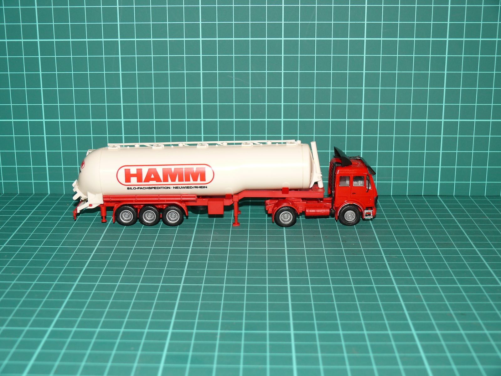 Herpa H0 – Silocisternový tahač návěsů Mercedes-Benz SK „HAMM SILO-FACHSPEDITION“ – H0