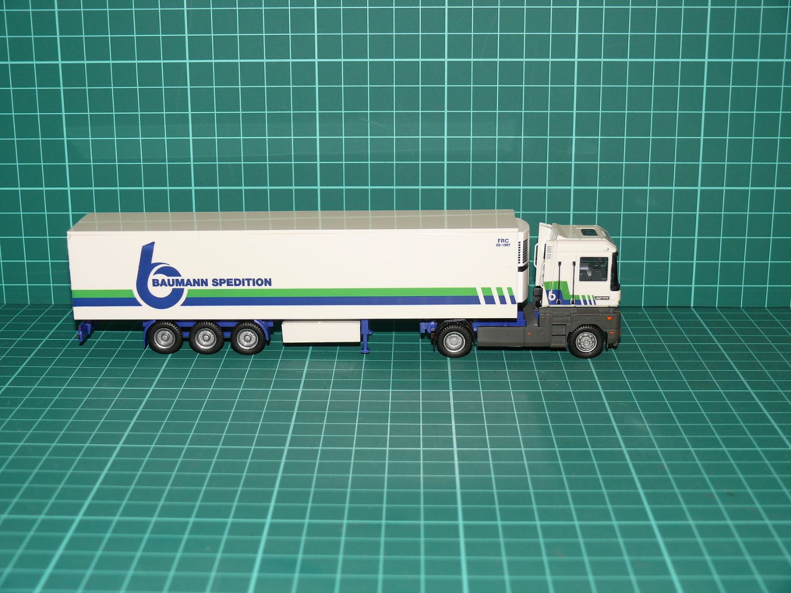 Herpa H0 – Chladírenský tahač návěsů Renault AE / Magnum „BAUMANN SPEDITION“ – H0