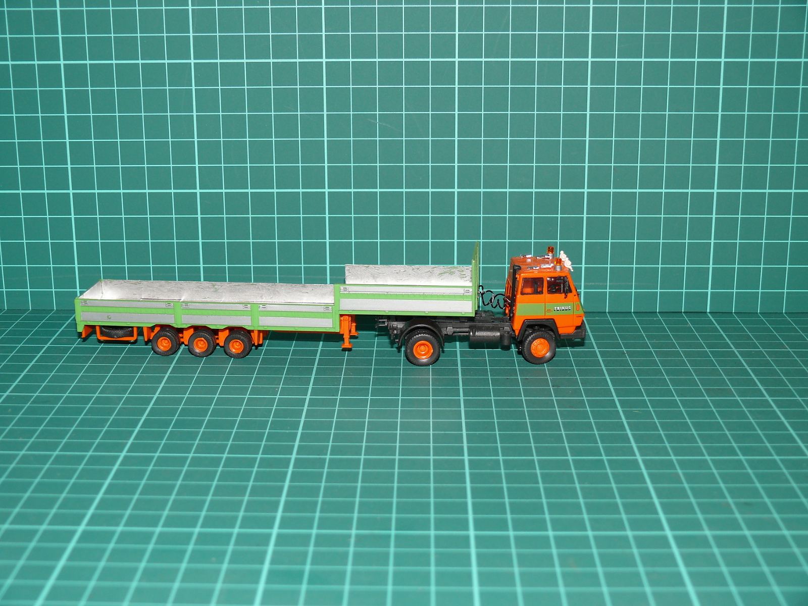 Herpa H0 – Těžký tahač Steyr s třínápravovým sníženým valníkovým návěsem „FRIKUS - GRAZ“ – H0