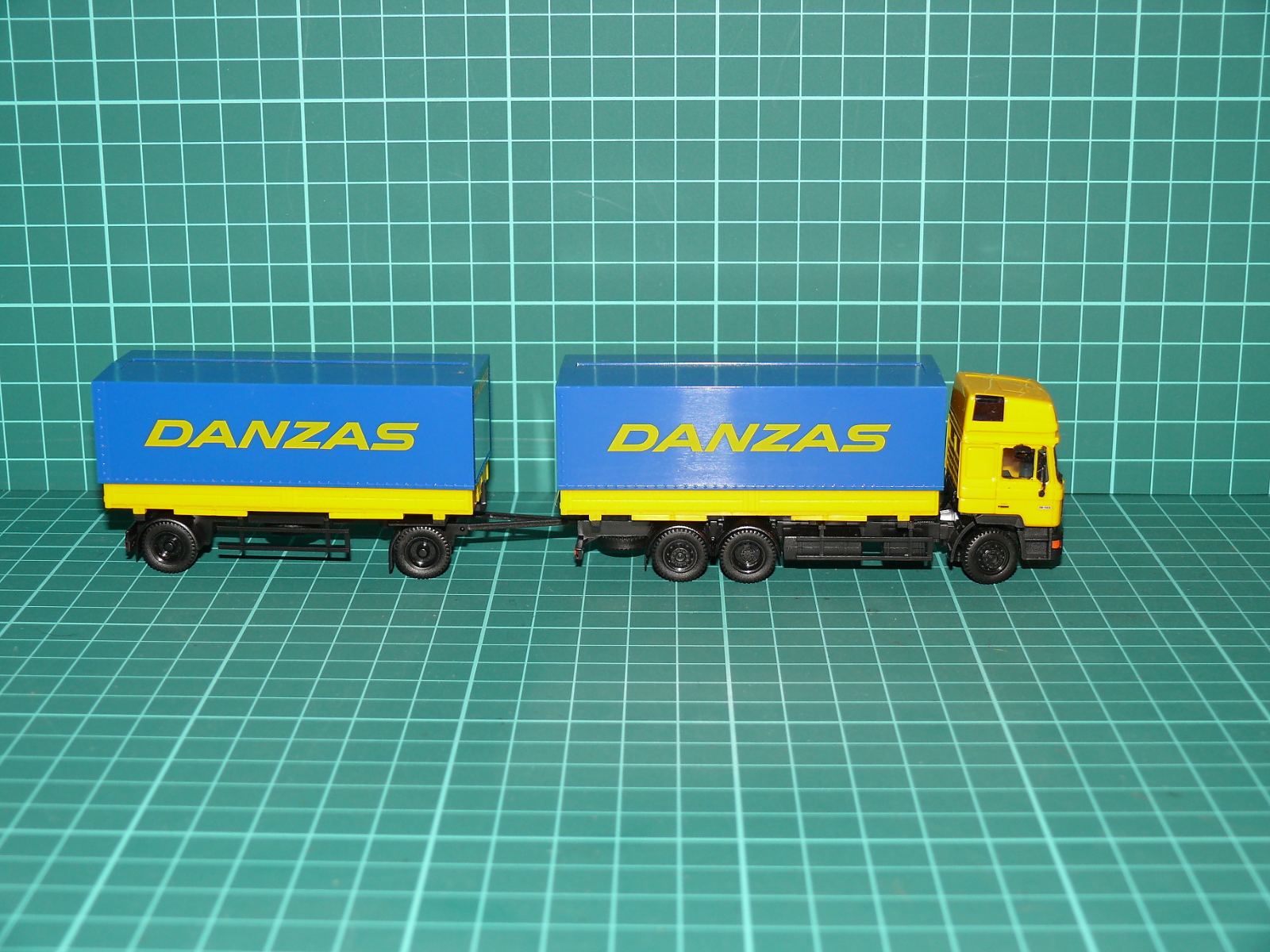 Herpa H0 – Velkoobjemová nákladní souprava MAN F90 3-osý s 2-osým přívěsem „DANZAS“ – H0
