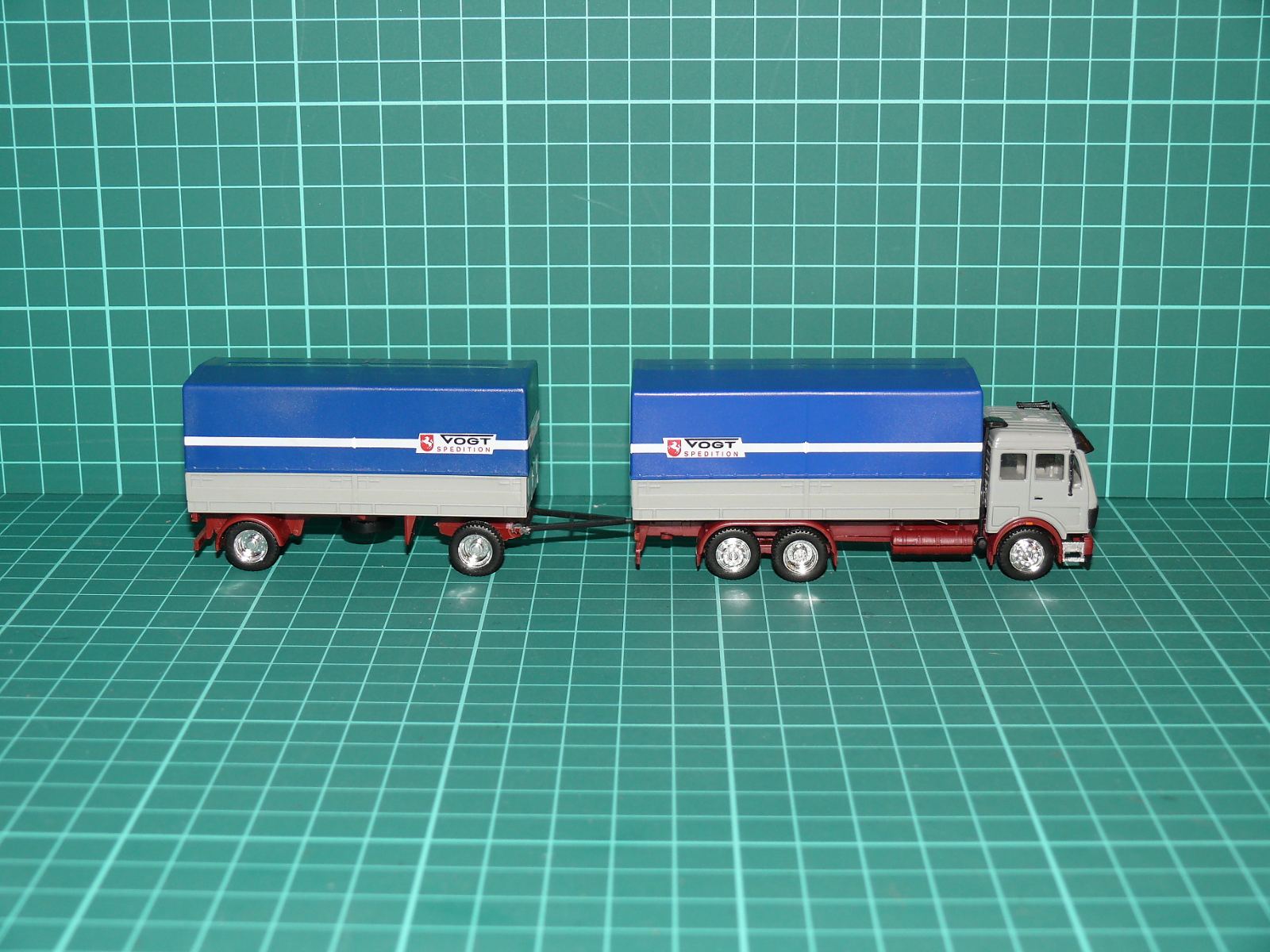 Herpa H0 – Nákladní souprava Mercedes-Benz SK 3-osý s 2-osým valníkovým přívěsem „VOGT SPEDITION“ – H0