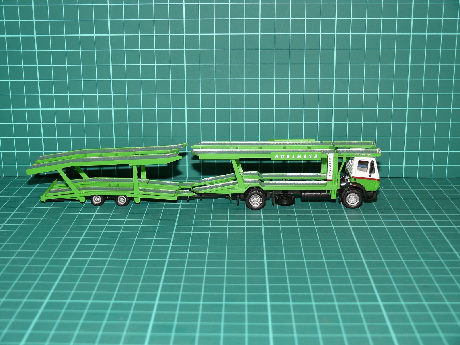 Herpa H0 – Dvoupatrový přepravník automobilů (autotransportér) Mercedes-Benz SK „HÖDLMAYR“ – H0
