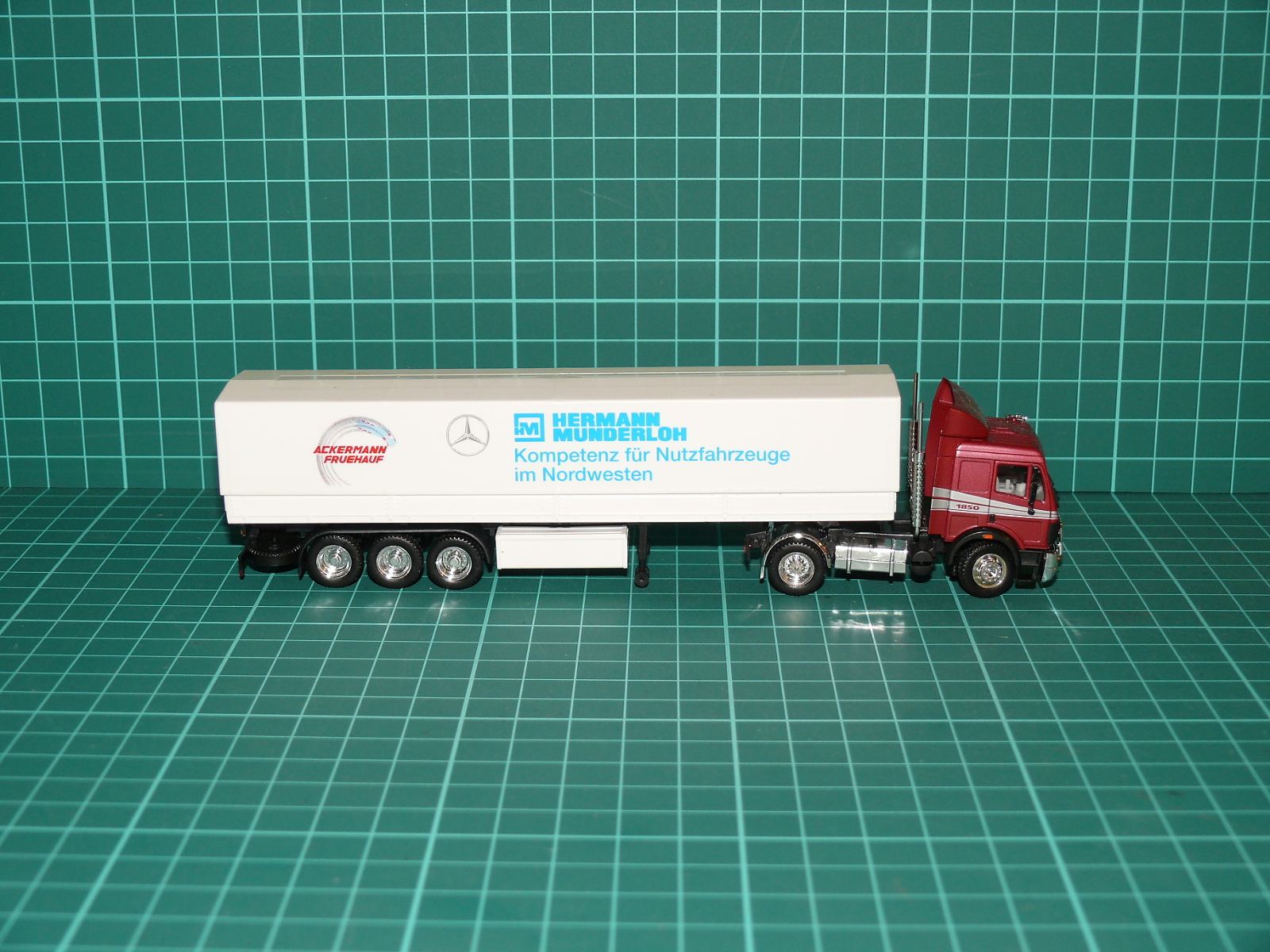 Herpa H0 – Plachtový tahač návěsů Mercedes-Benz SK 1850 V8 „HERMANN MUNDERLOH / ACKERMANN FRUEHAUF“ – H0